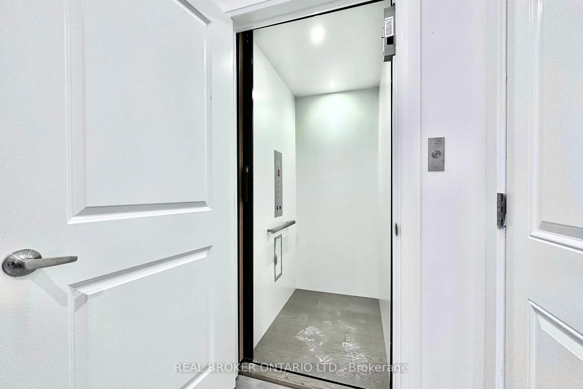 Photo 4 of 22 Yans Way, Markham, Buttonville — HOMEH