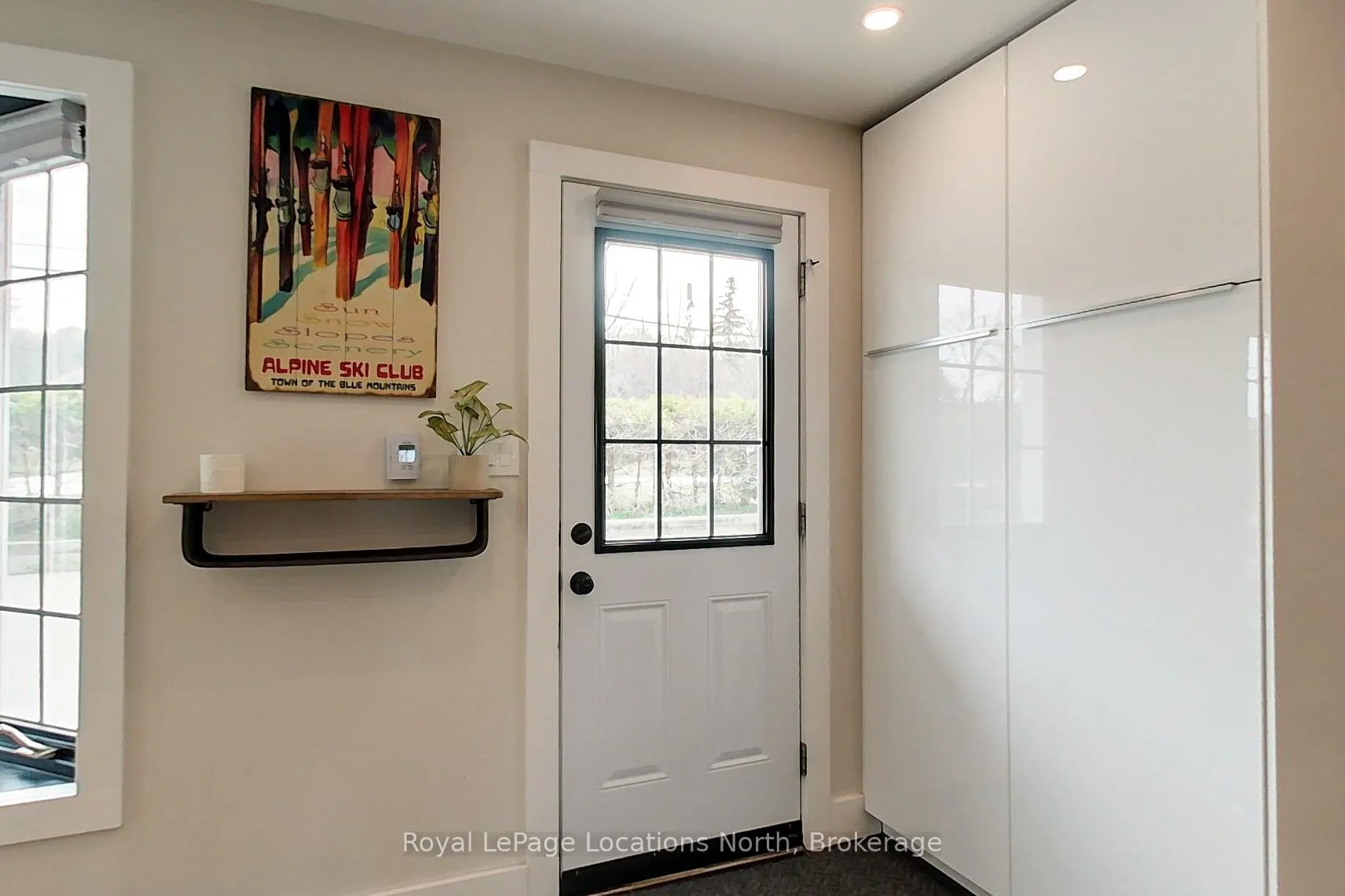 Photo 5 of Unit 6, 139 Lakeshore Road E, Blue Mountains — HOMEH