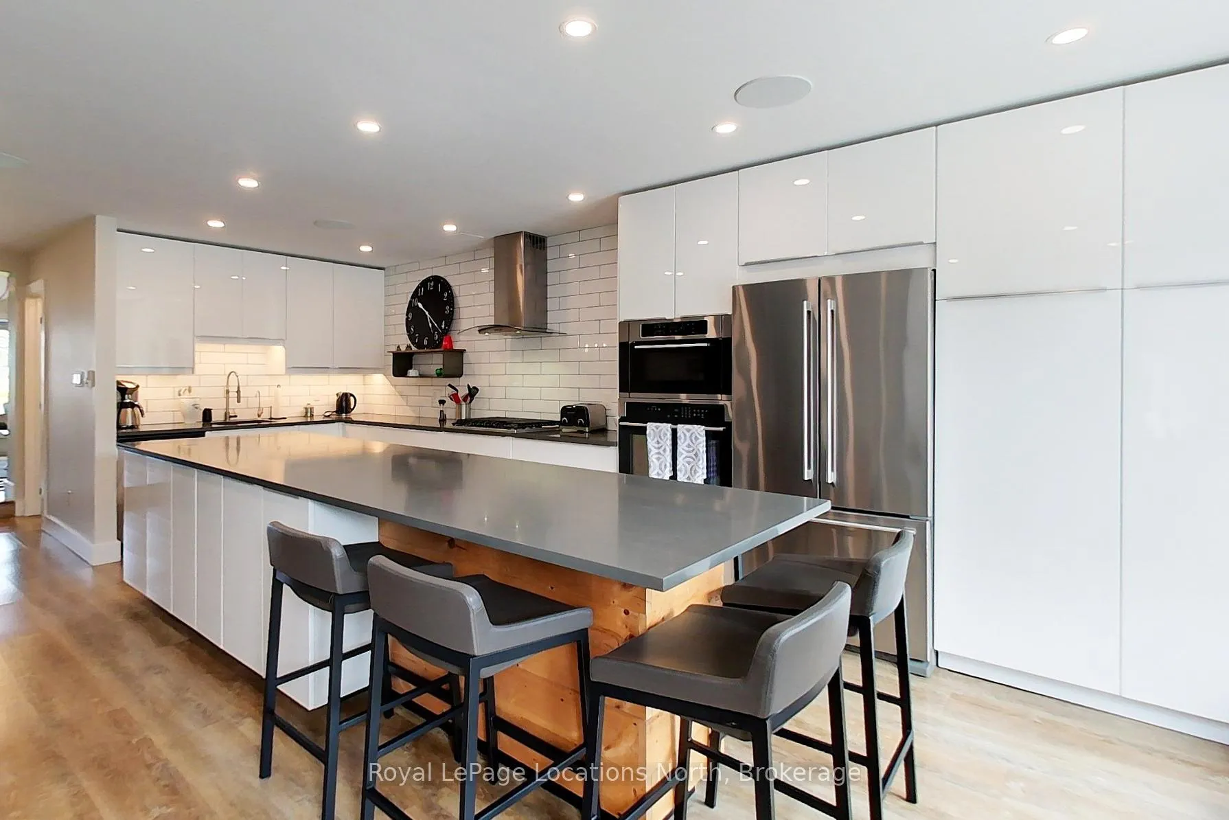 Photo 6 of Unit 6, 139 Lakeshore Road E, Blue Mountains — HOMEH