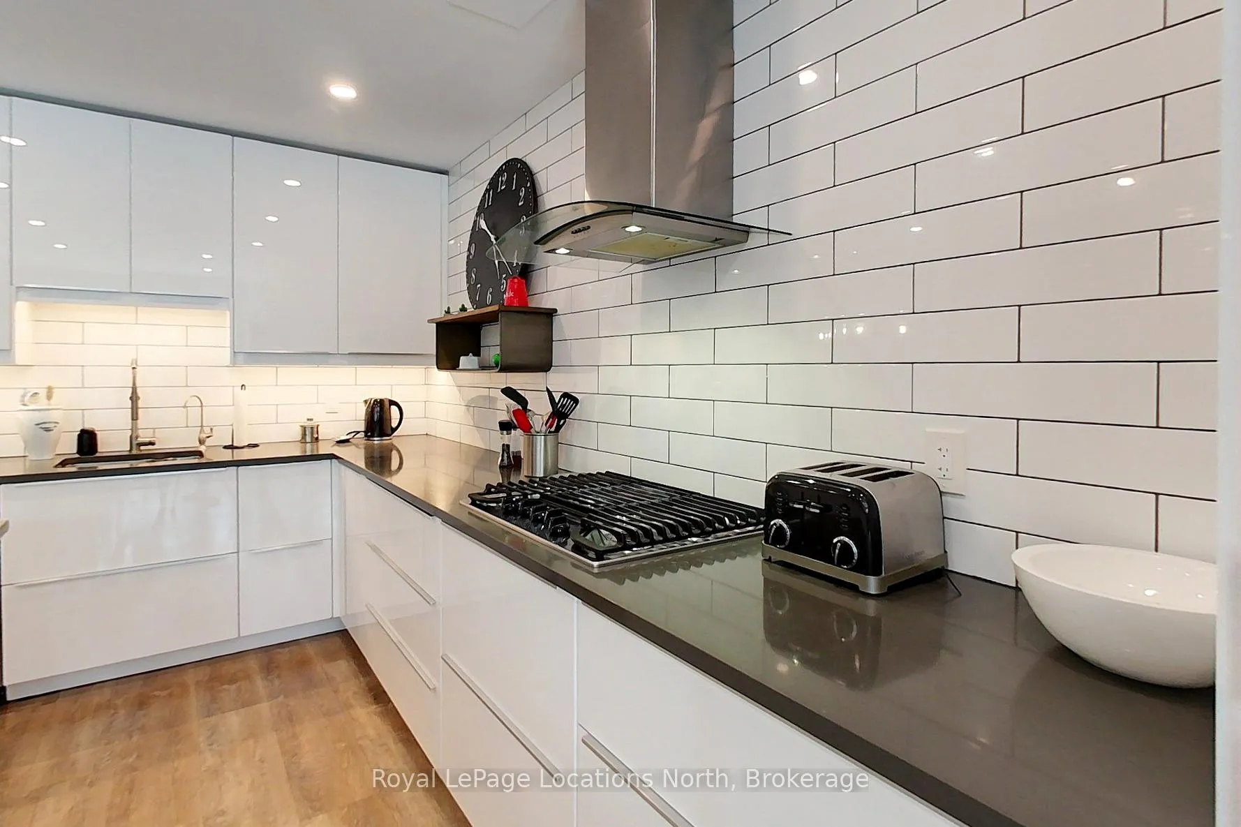 Photo 8 of Unit 6, 139 Lakeshore Road E, Blue Mountains — HOMEH