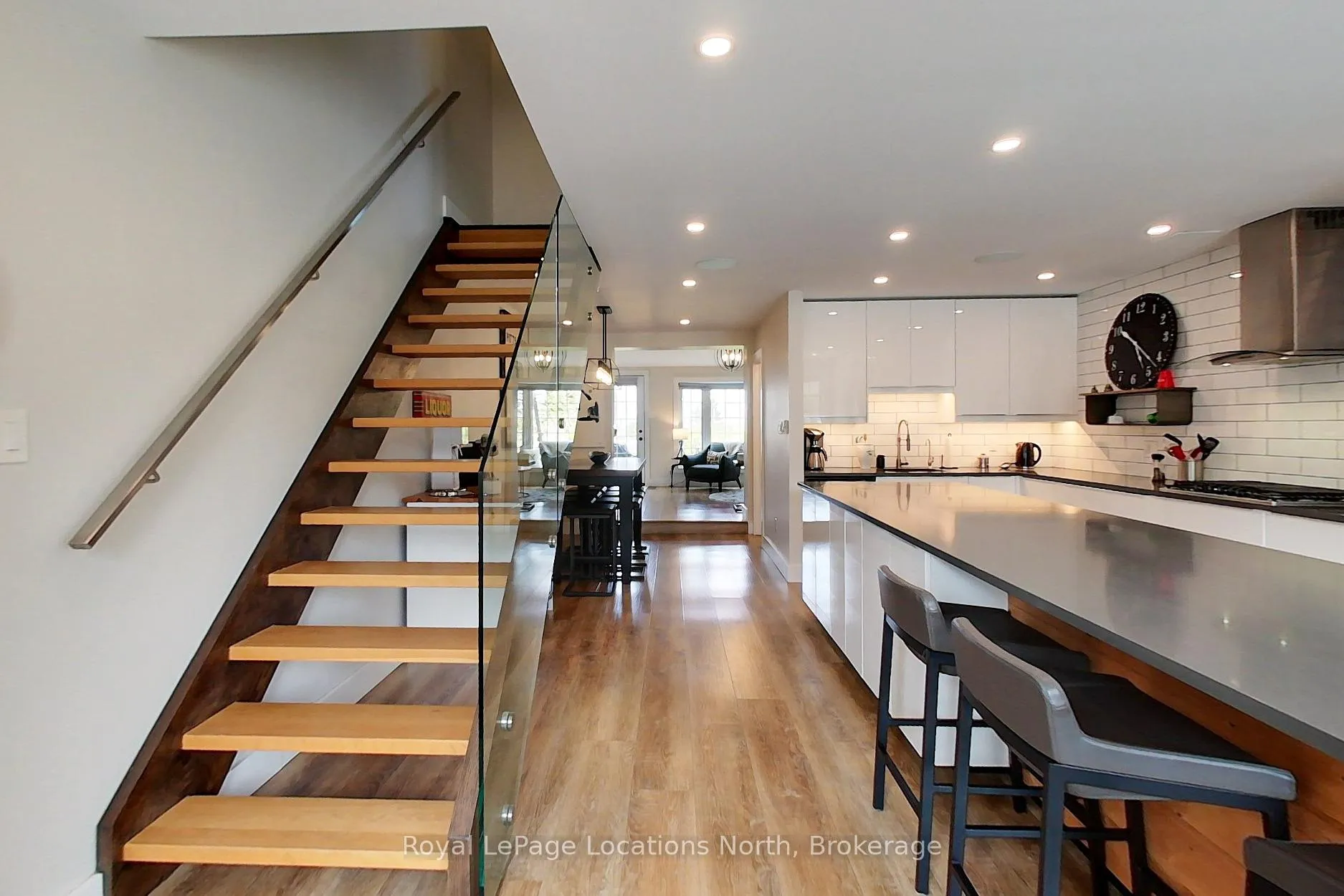Photo 12 of Unit 6, 139 Lakeshore Road E, Blue Mountains — HOMEH