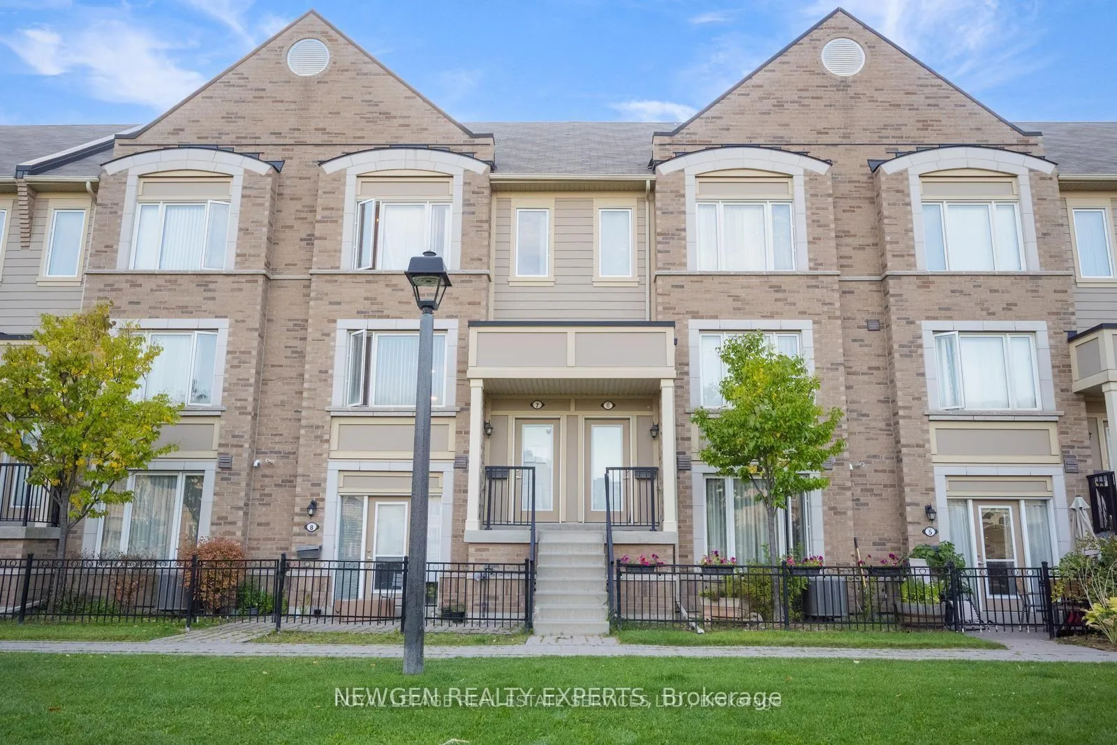 Front of Unit 16, 3185 Boxford Crescent