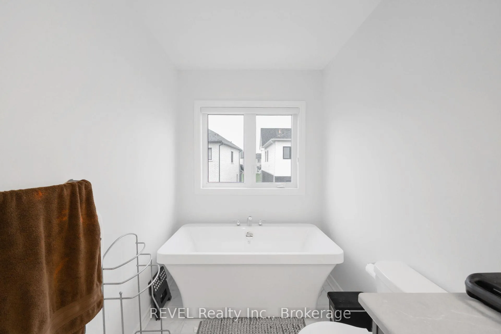 Photo 20 of 64 Stern Drive, Welland, Dain City — HOMEH