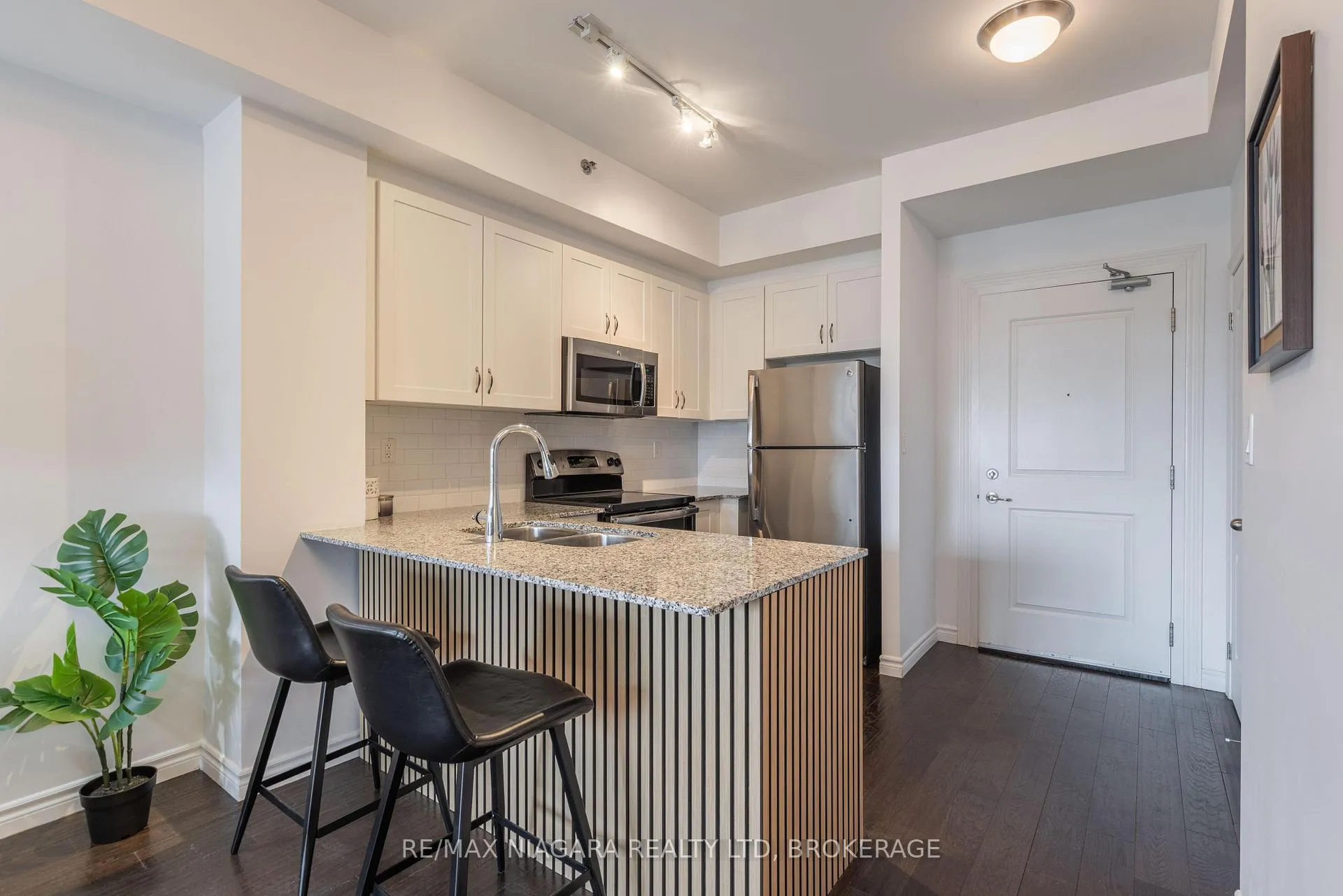 Photo 2 of Unit 203, 34 Plains Road E, Burlington, LaSalle — HOMEH