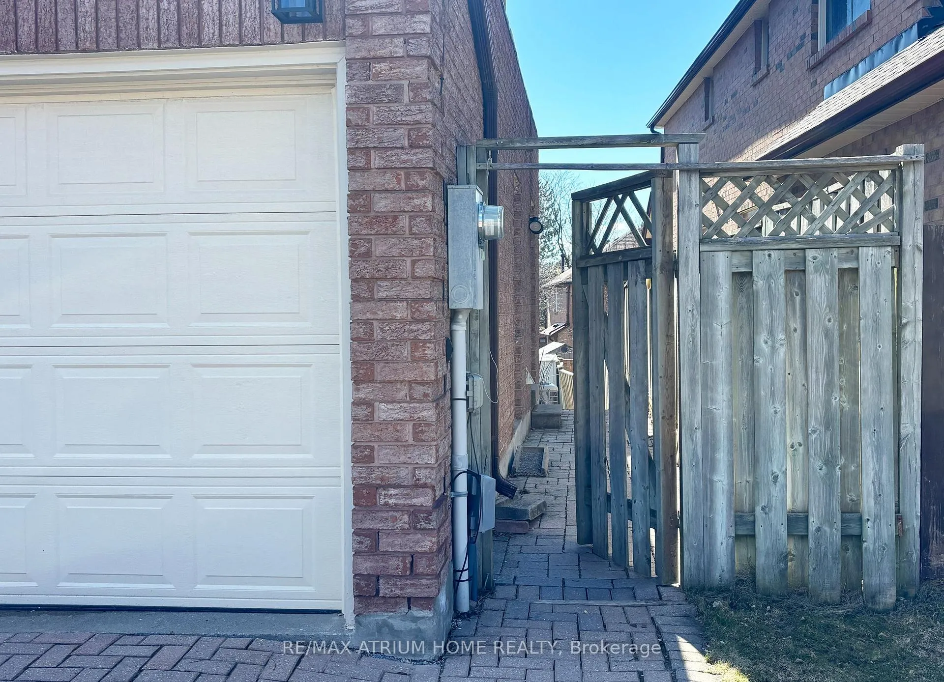 Photo 2 of Unit Basement, 18 Huntington Park Drive, Markham, Thornlea — HOMEH
