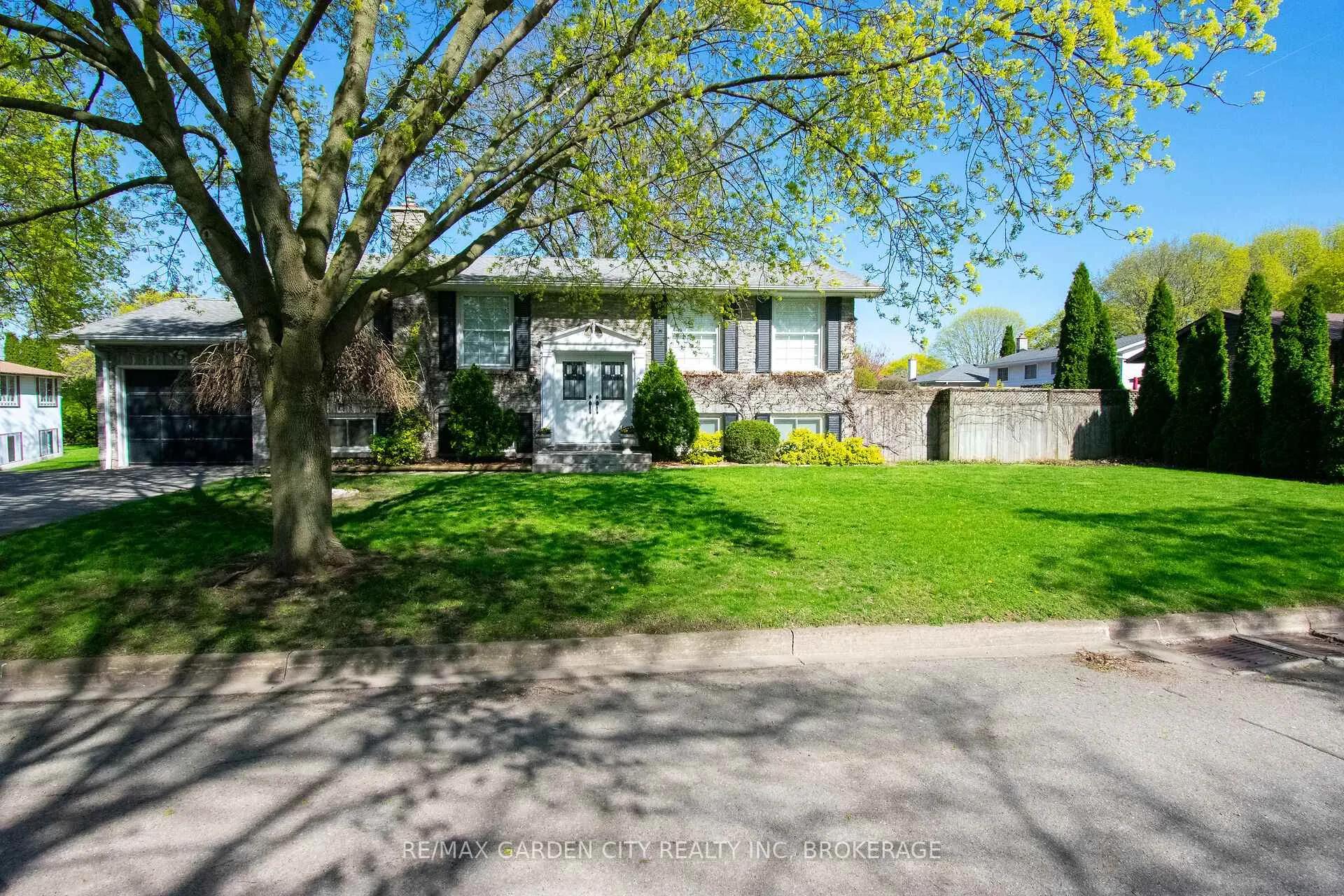 Photo 2 of 22 Shetland Crescent, St. Catharines, E. Chester — HOMEH