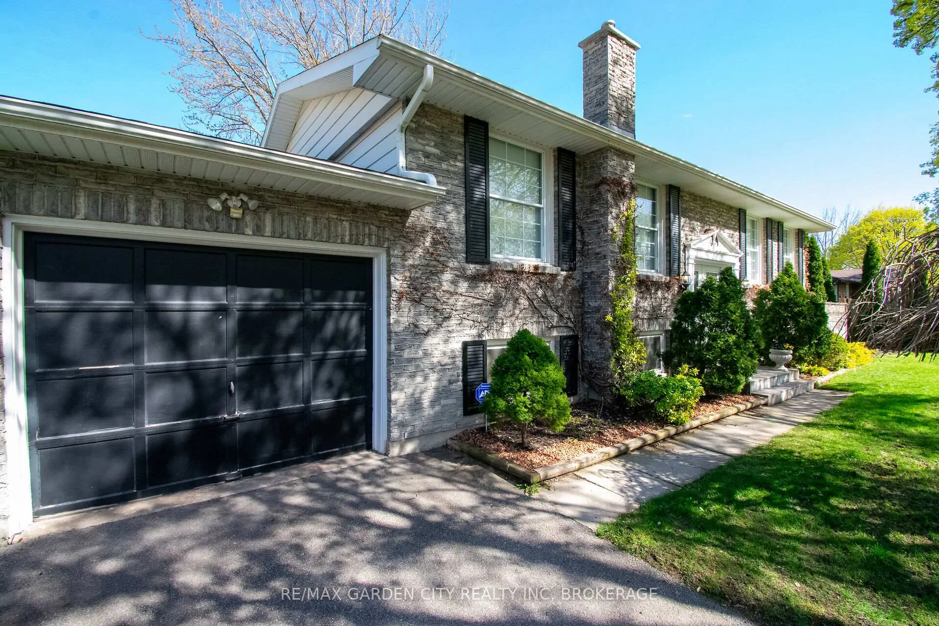 Photo 3 of 22 Shetland Crescent, St. Catharines, E. Chester — HOMEH