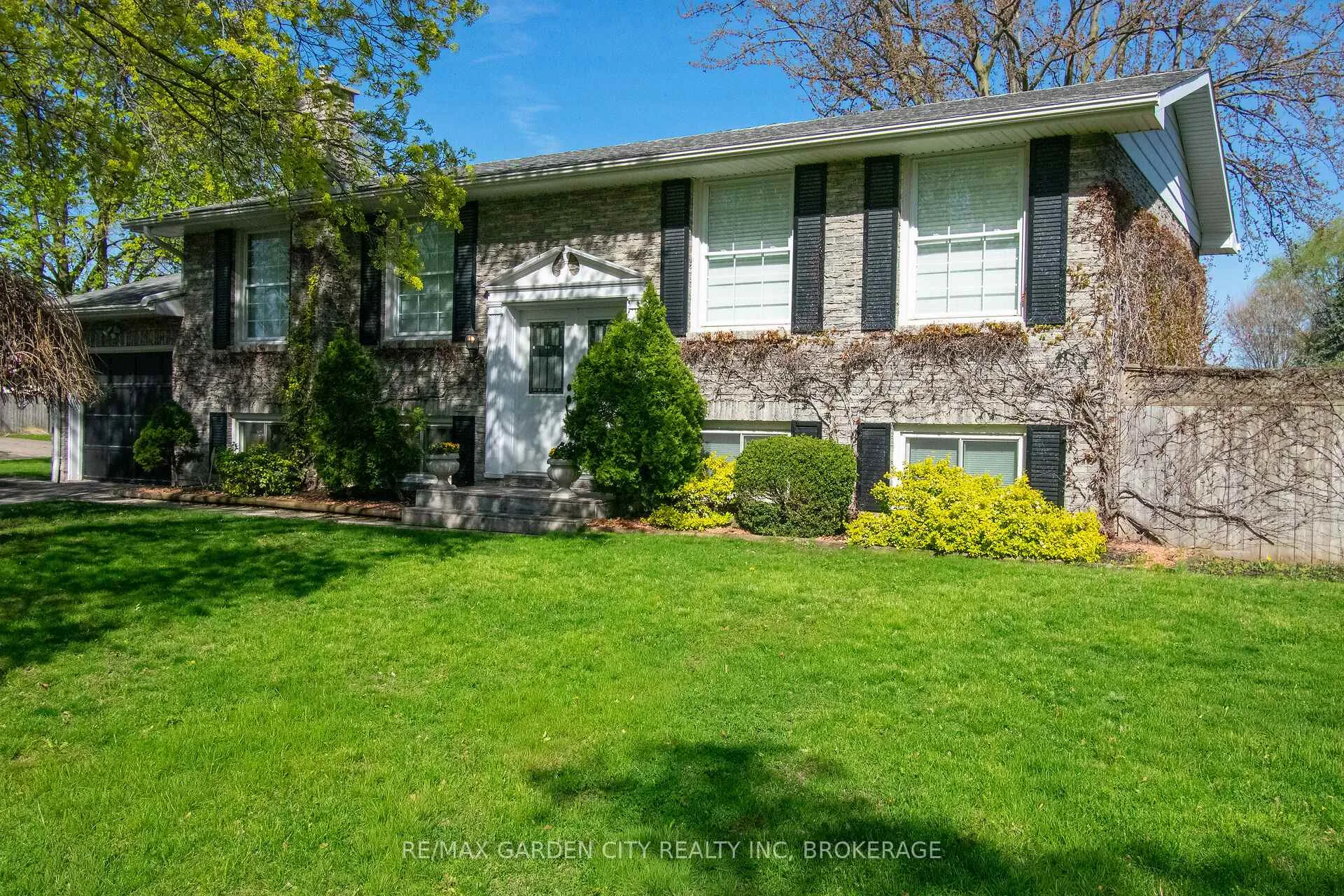 Photo 4 of 22 Shetland Crescent, St. Catharines, E. Chester — HOMEH