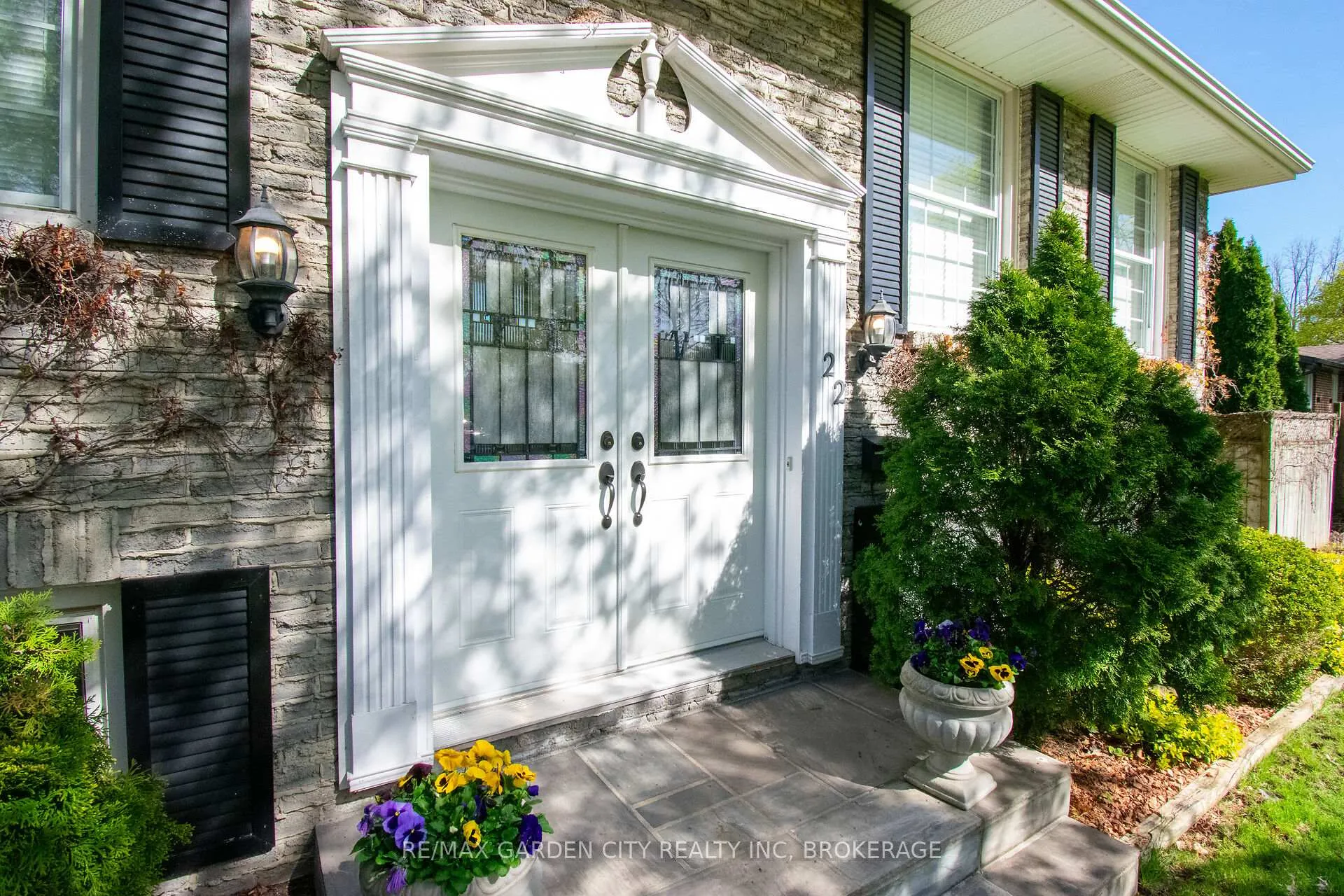 Photo 5 of 22 Shetland Crescent, St. Catharines, E. Chester — HOMEH