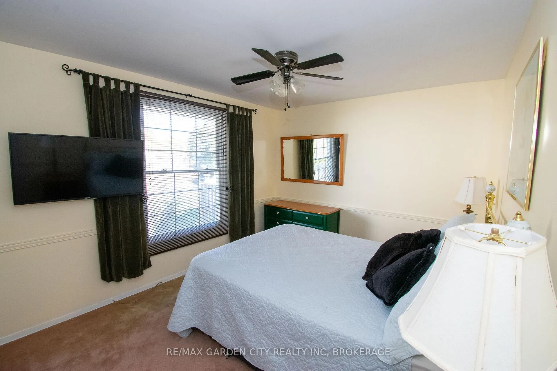 Photo 24 of 22 Shetland Crescent, St. Catharines, E. Chester — HOMEH