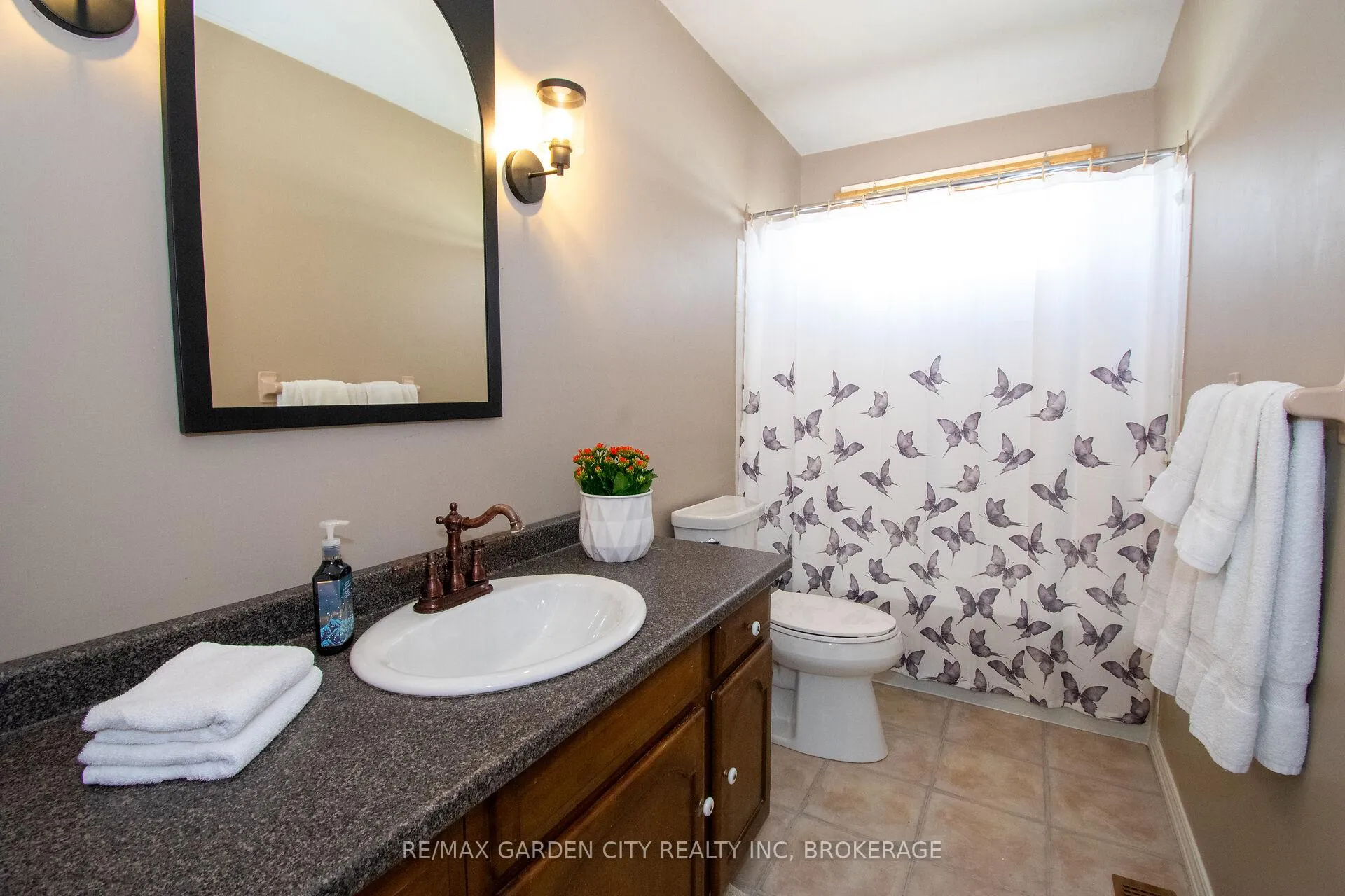Photo 25 of 22 Shetland Crescent, St. Catharines, E. Chester — HOMEH