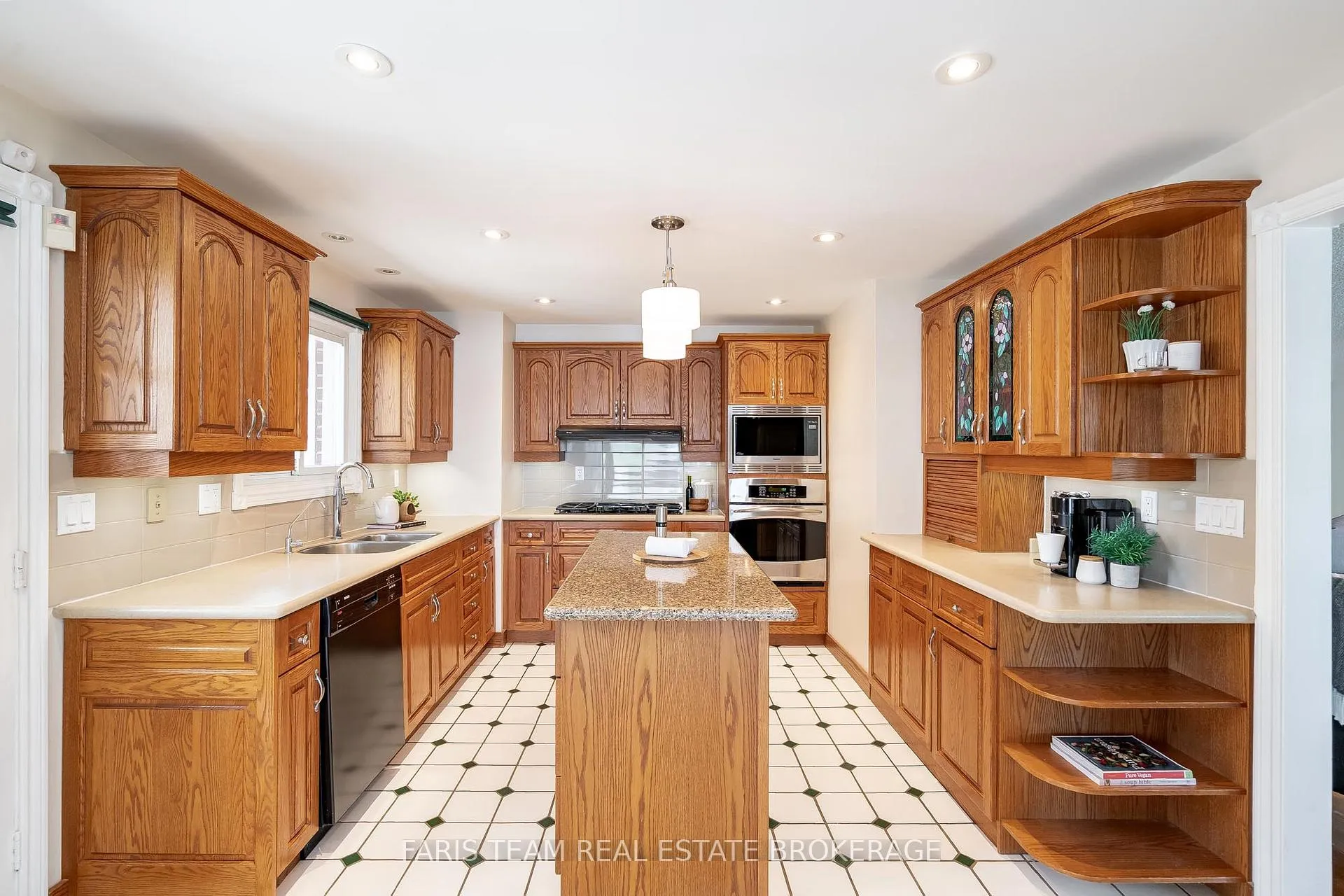 Photo 5 of 10 White Oaks Road, Barrie, South Shore — HOMEH