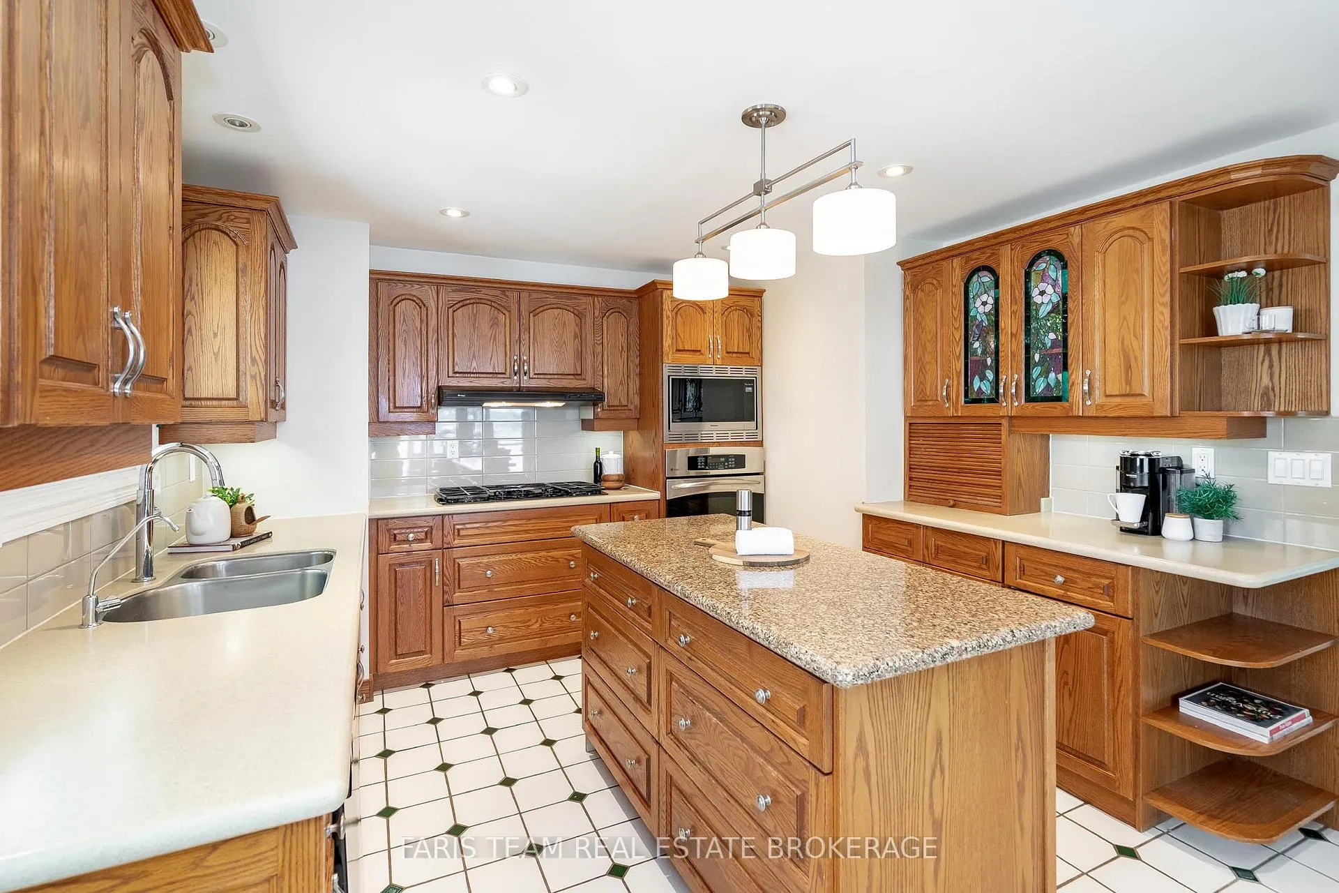 Photo 6 of 10 White Oaks Road, Barrie, South Shore — HOMEH