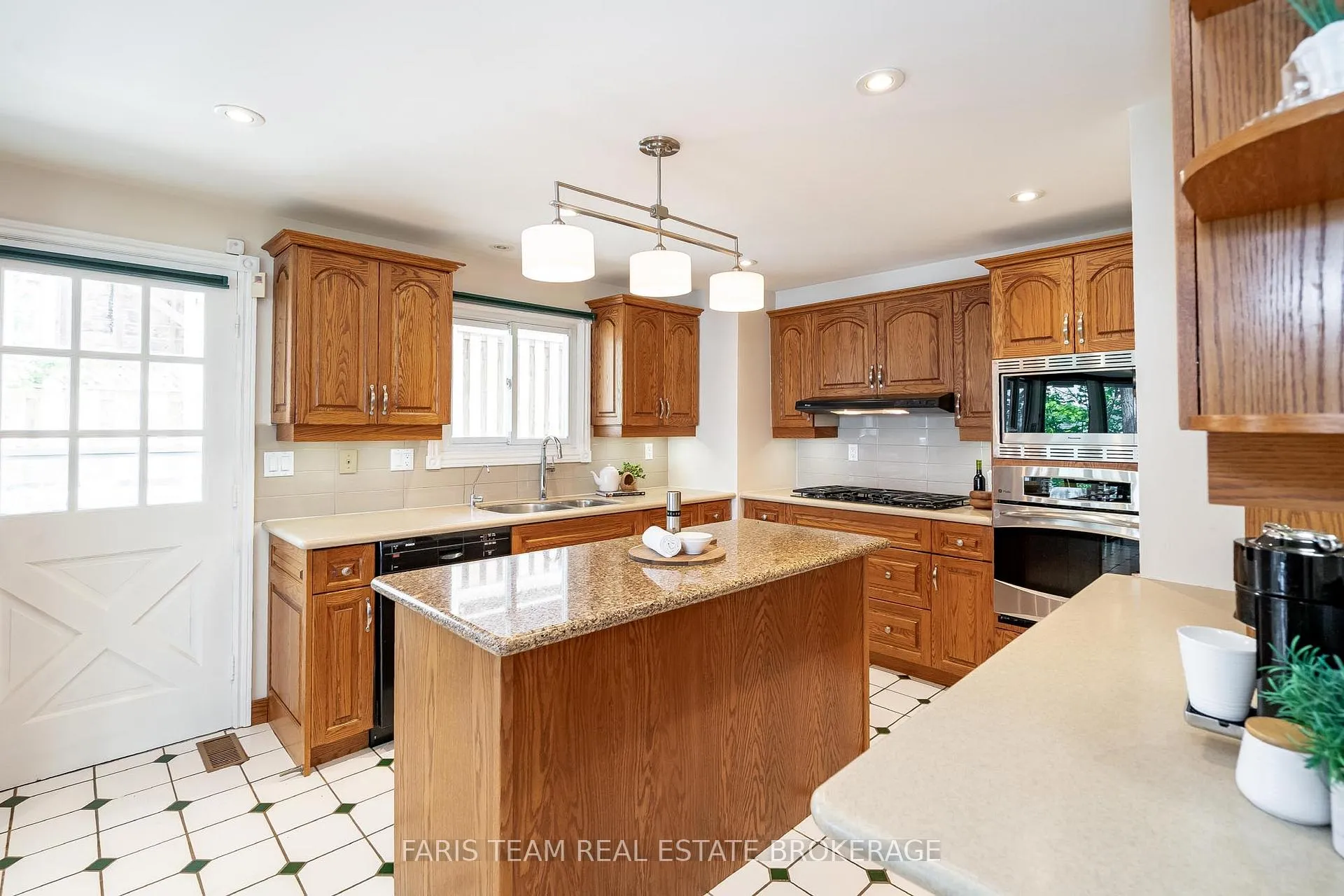 Photo 7 of 10 White Oaks Road, Barrie, South Shore — HOMEH