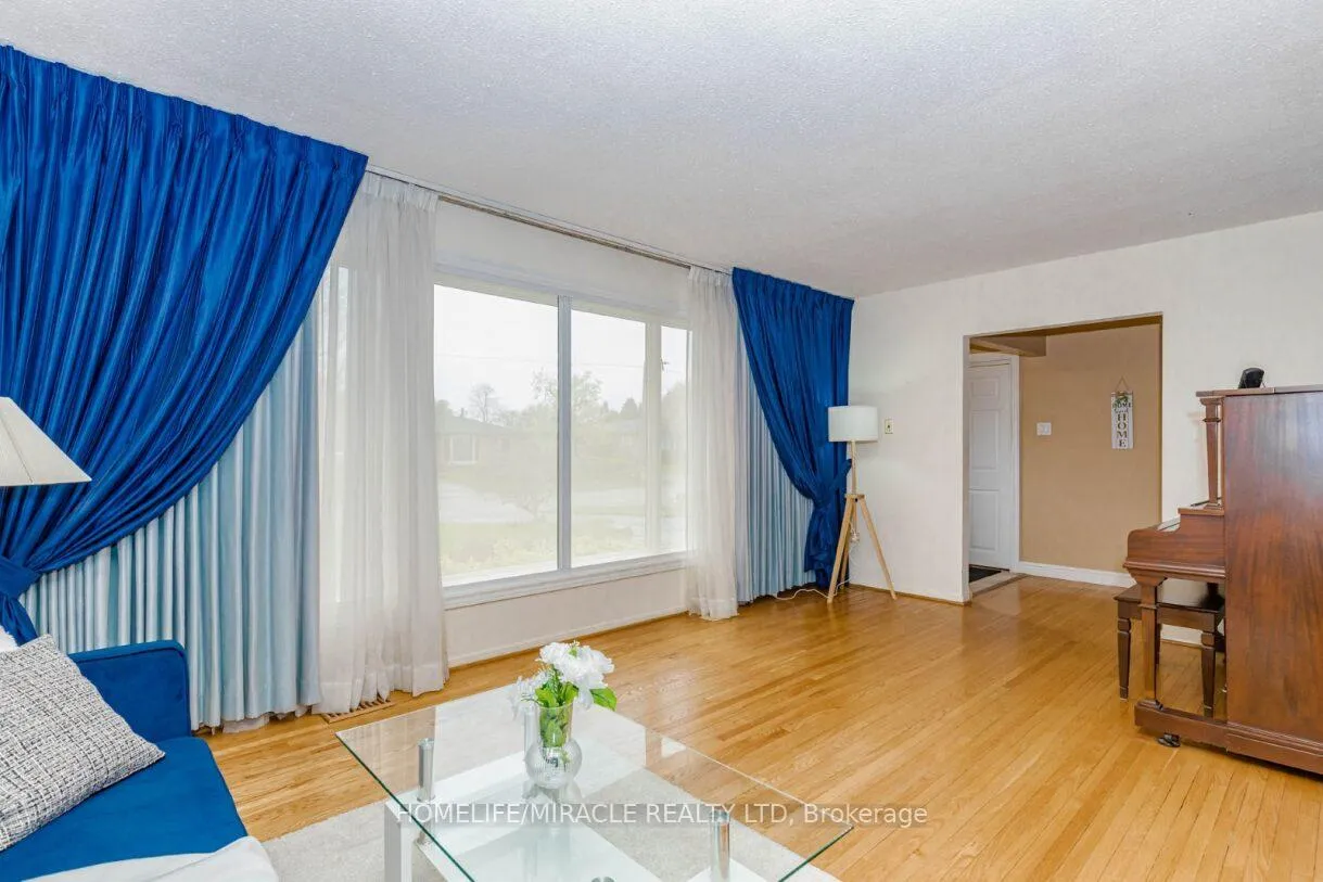 Photo 11 of 22 Brentwood Drive, Brampton, Avondale — HOMEH