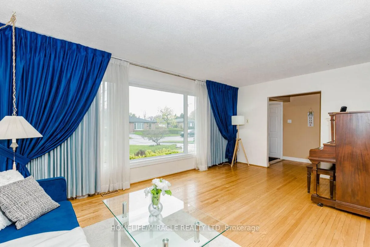 Photo 12 of 22 Brentwood Drive, Brampton, Avondale — HOMEH