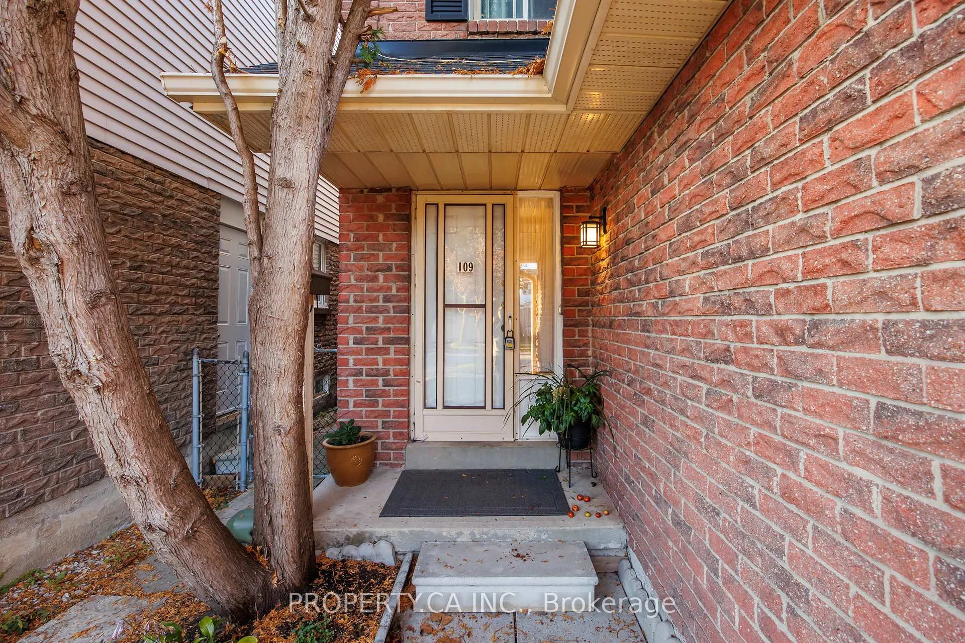 Photo 3 of 109 Lisa Crescent, Vaughan, Crestwood-Springfarm-Yorkhill — HOMEH