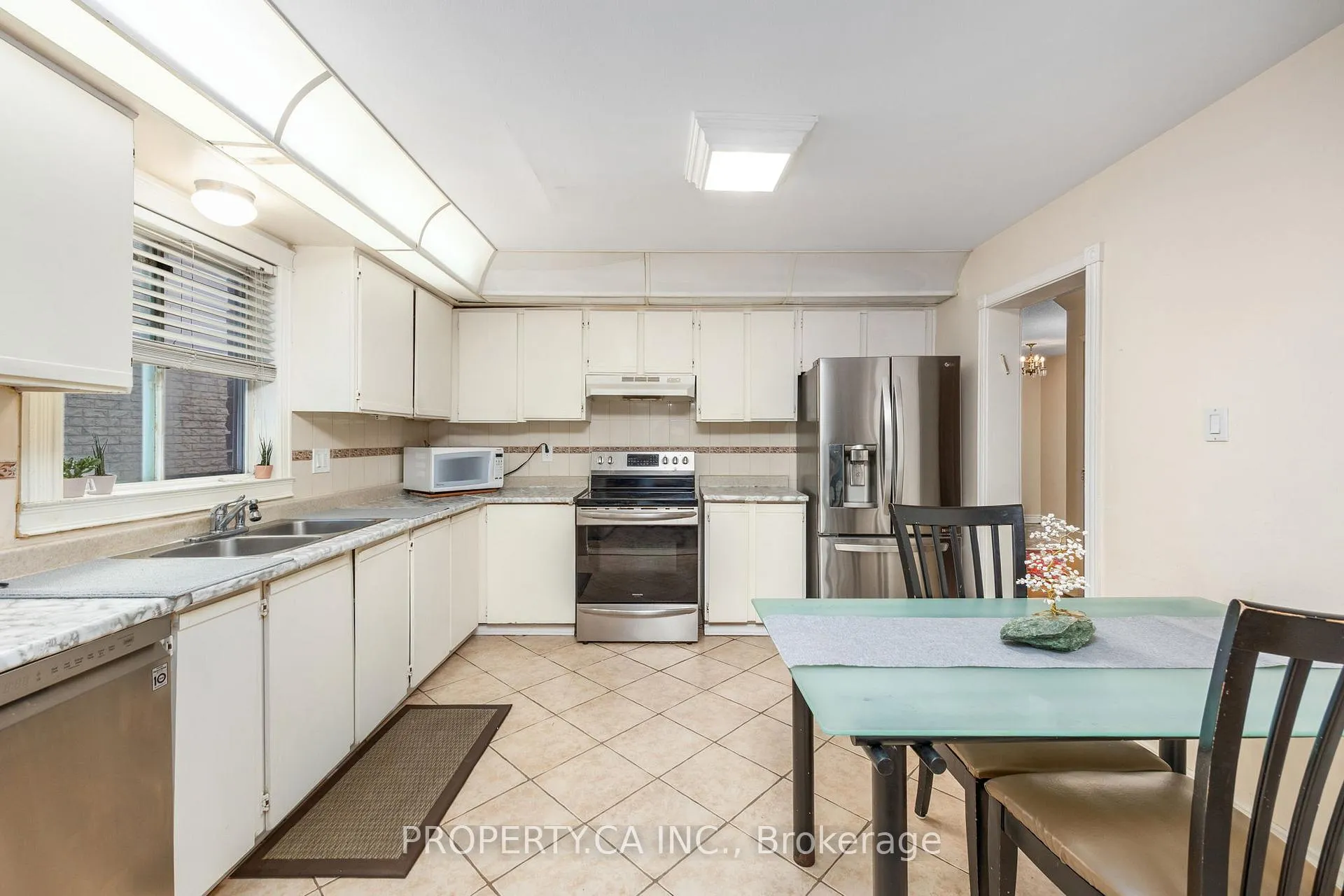 Photo 12 of 109 Lisa Crescent, Vaughan, Crestwood-Springfarm-Yorkhill — HOMEH