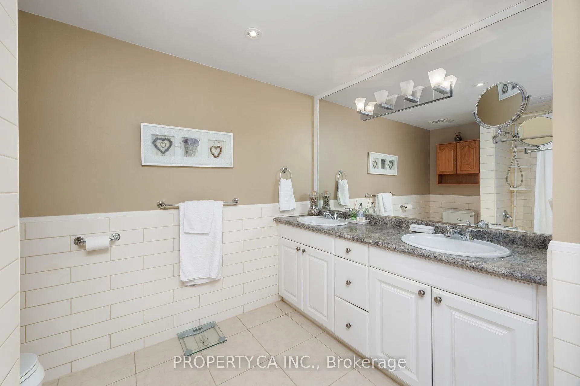 Photo 23 of 109 Lisa Crescent, Vaughan, Crestwood-Springfarm-Yorkhill — HOMEH