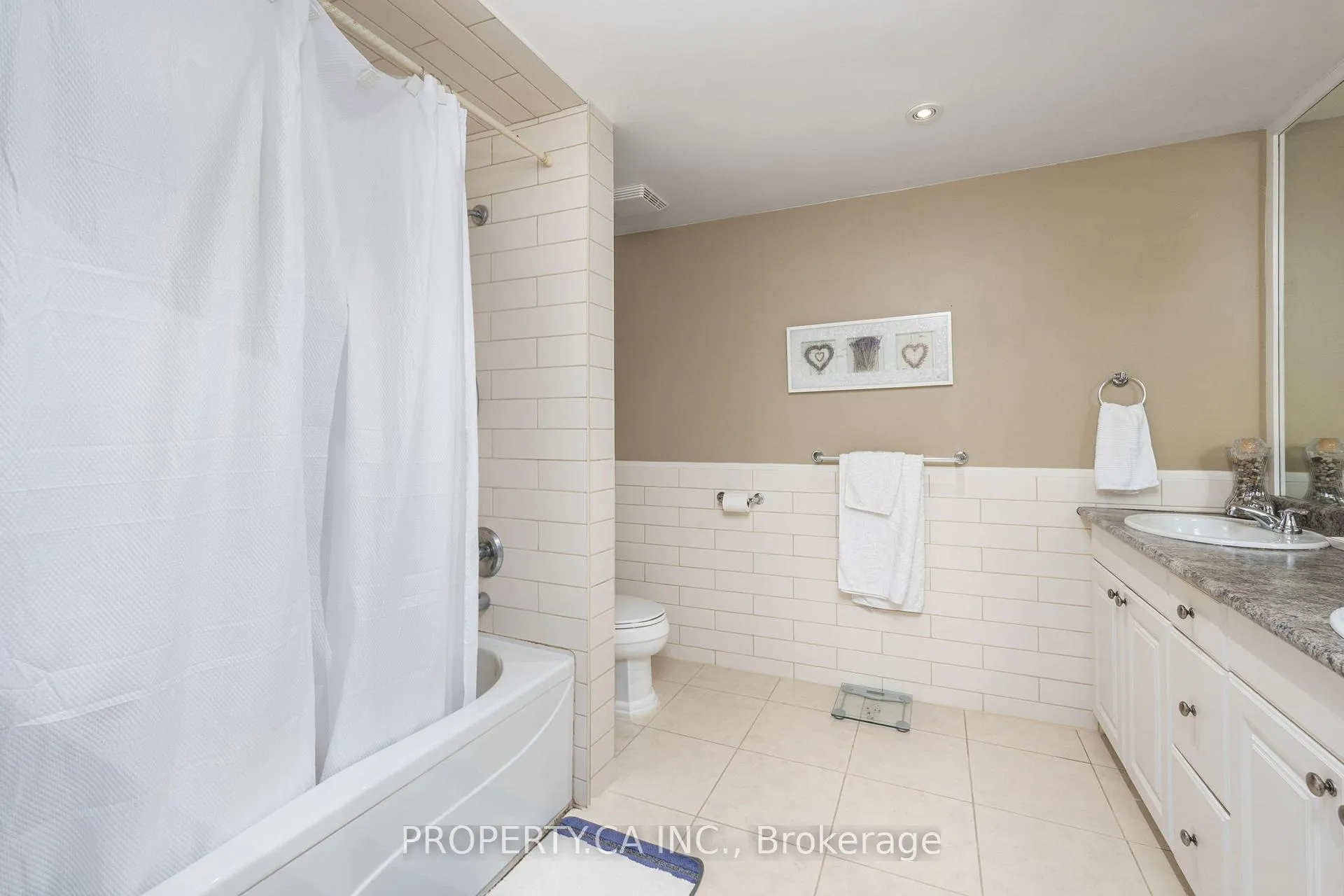 Photo 24 of 109 Lisa Crescent, Vaughan, Crestwood-Springfarm-Yorkhill — HOMEH