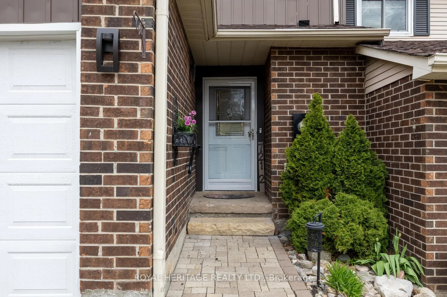 Photo 4 of Unit 2, 721 Cricklewood Drive, Oshawa, Pinecrest — HOMEH