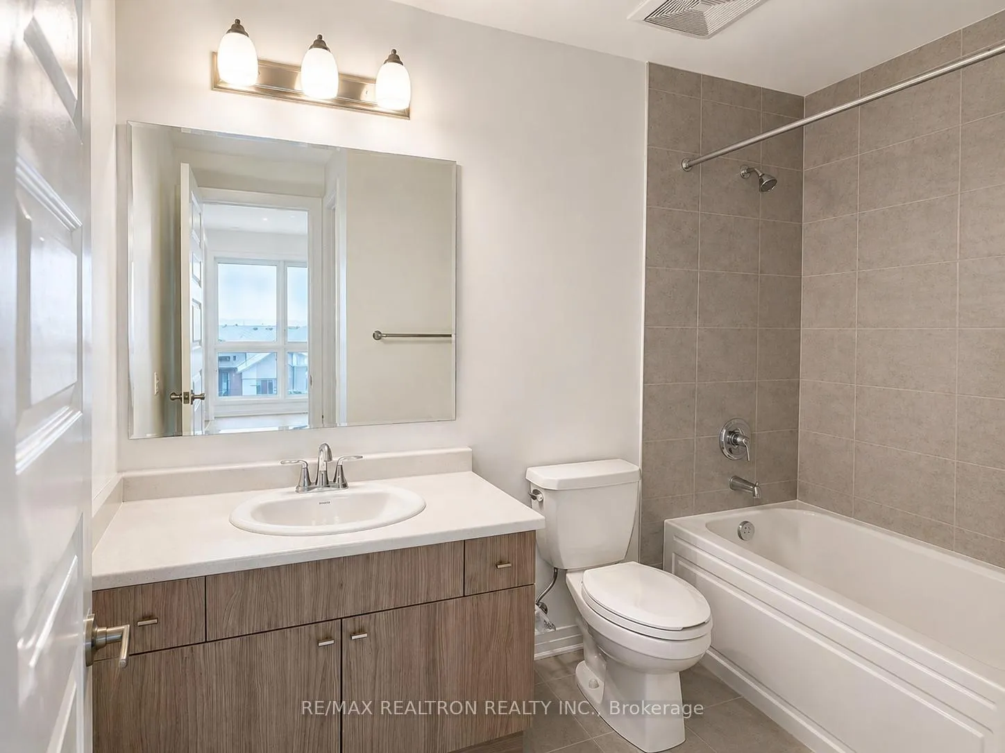 Photo 5 of Unit 401, 470 Gordon Krantz Avenue, Milton, Walker — HOMEH
