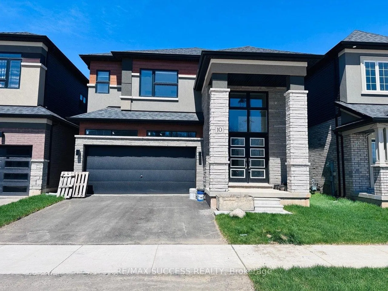 Photo 1 of 10 Waldron Street, Brantford — HOMEH