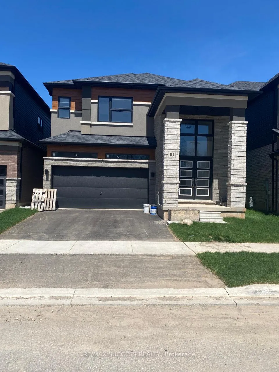 Photo 2 of 10 Waldron Street, Brantford — HOMEH