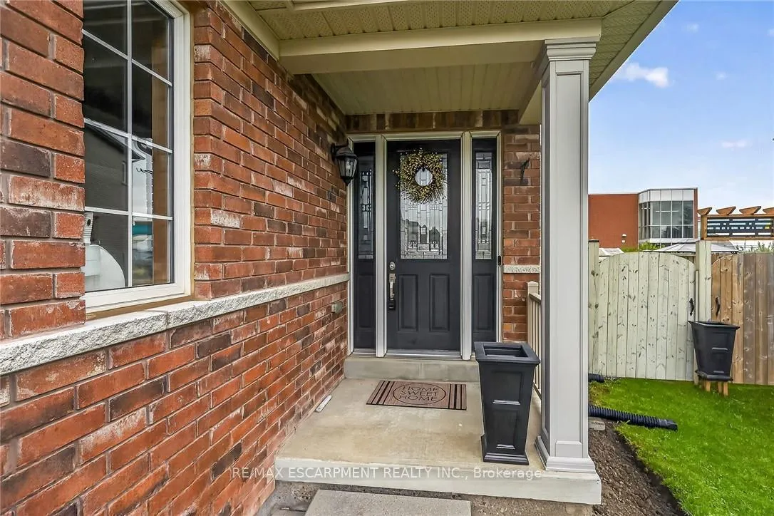 Photo 4 of 100 Narbonne Crescent, Hamilton, Stoney Creek Mountain — HOMEH
