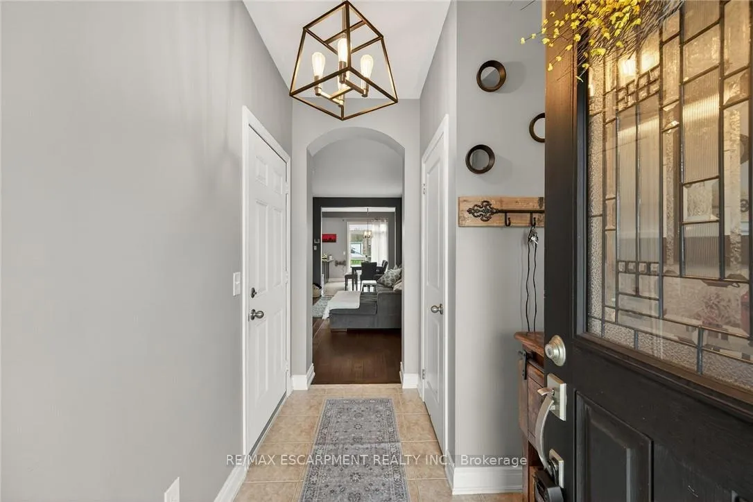 Photo 5 of 100 Narbonne Crescent, Hamilton, Stoney Creek Mountain — HOMEH