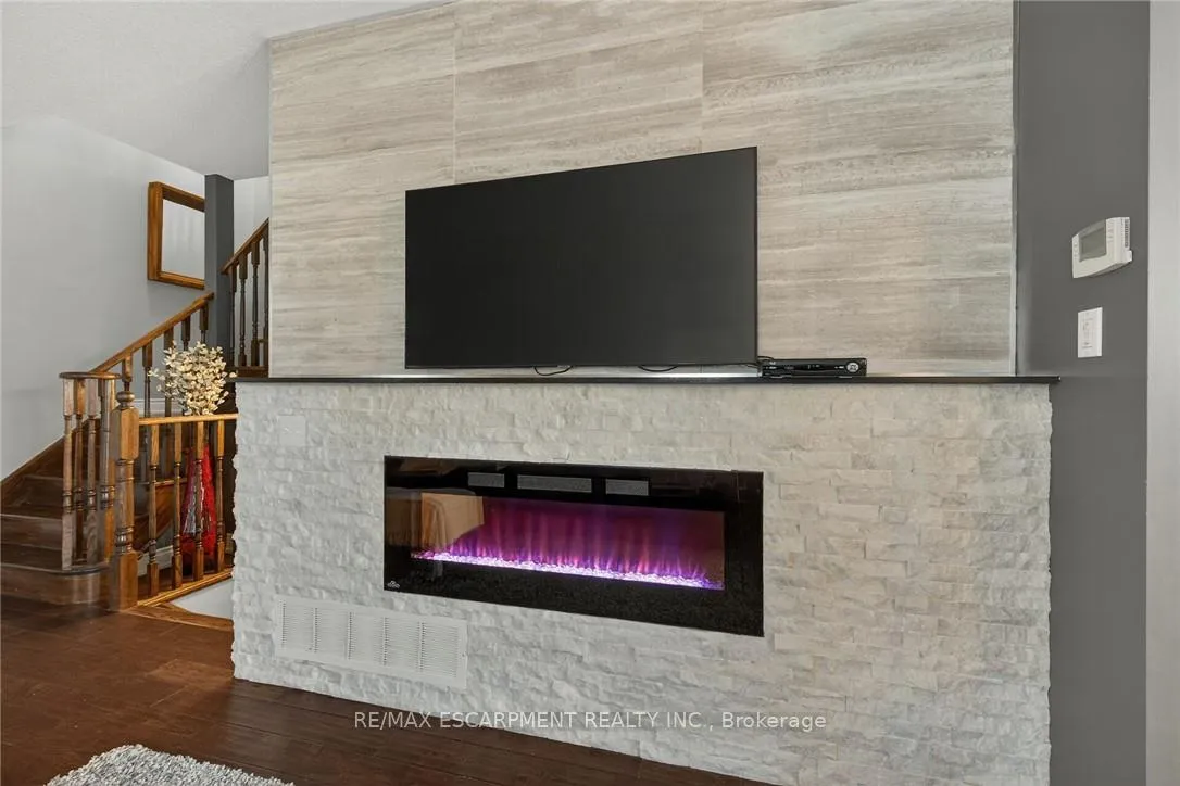 Photo 12 of 100 Narbonne Crescent, Hamilton, Stoney Creek Mountain — HOMEH