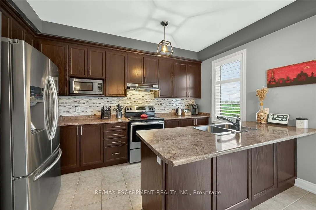 Photo 14 of 100 Narbonne Crescent, Hamilton, Stoney Creek Mountain — HOMEH