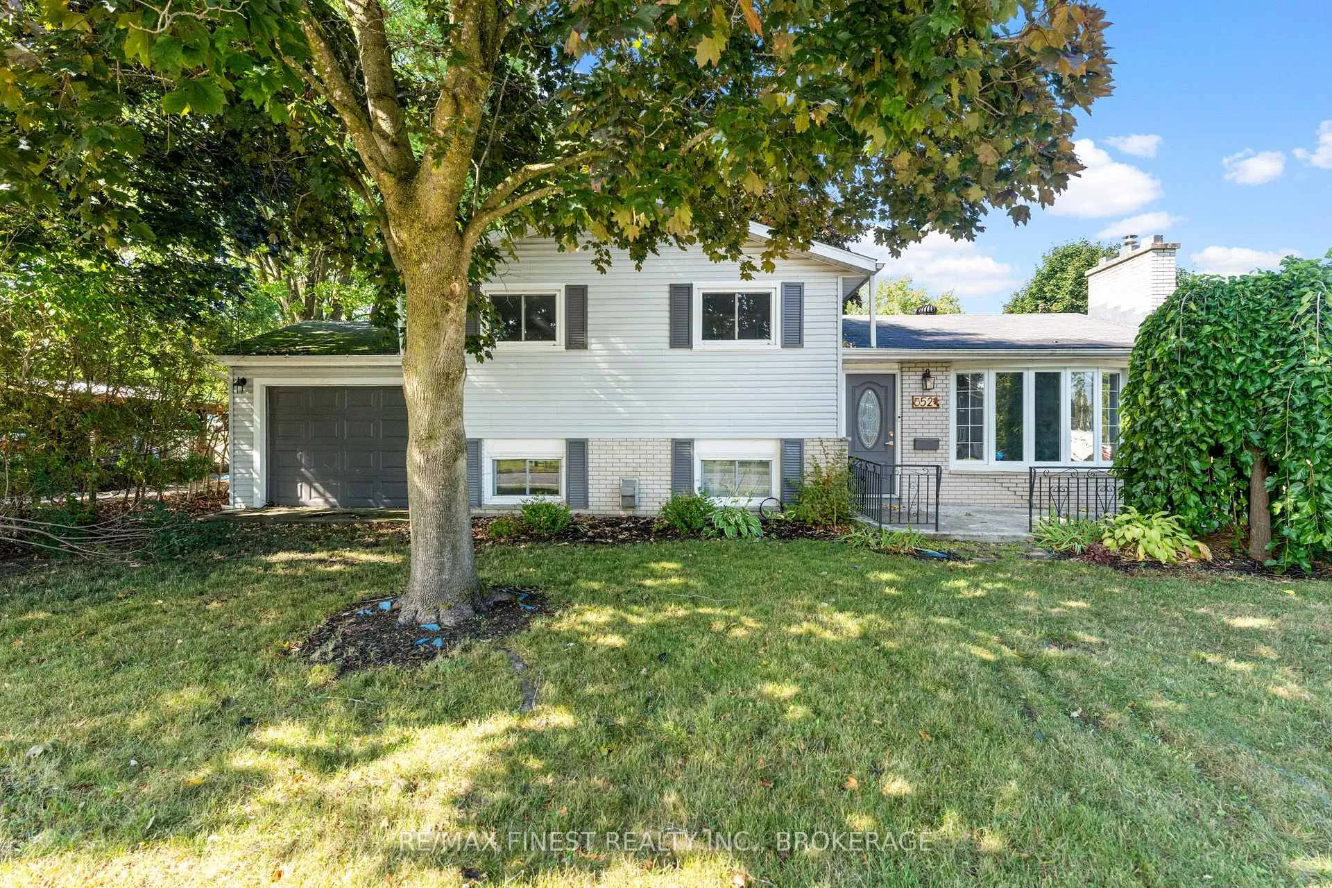 Photo 2 of 52 Windsor Drive, Brockville — HOMEH