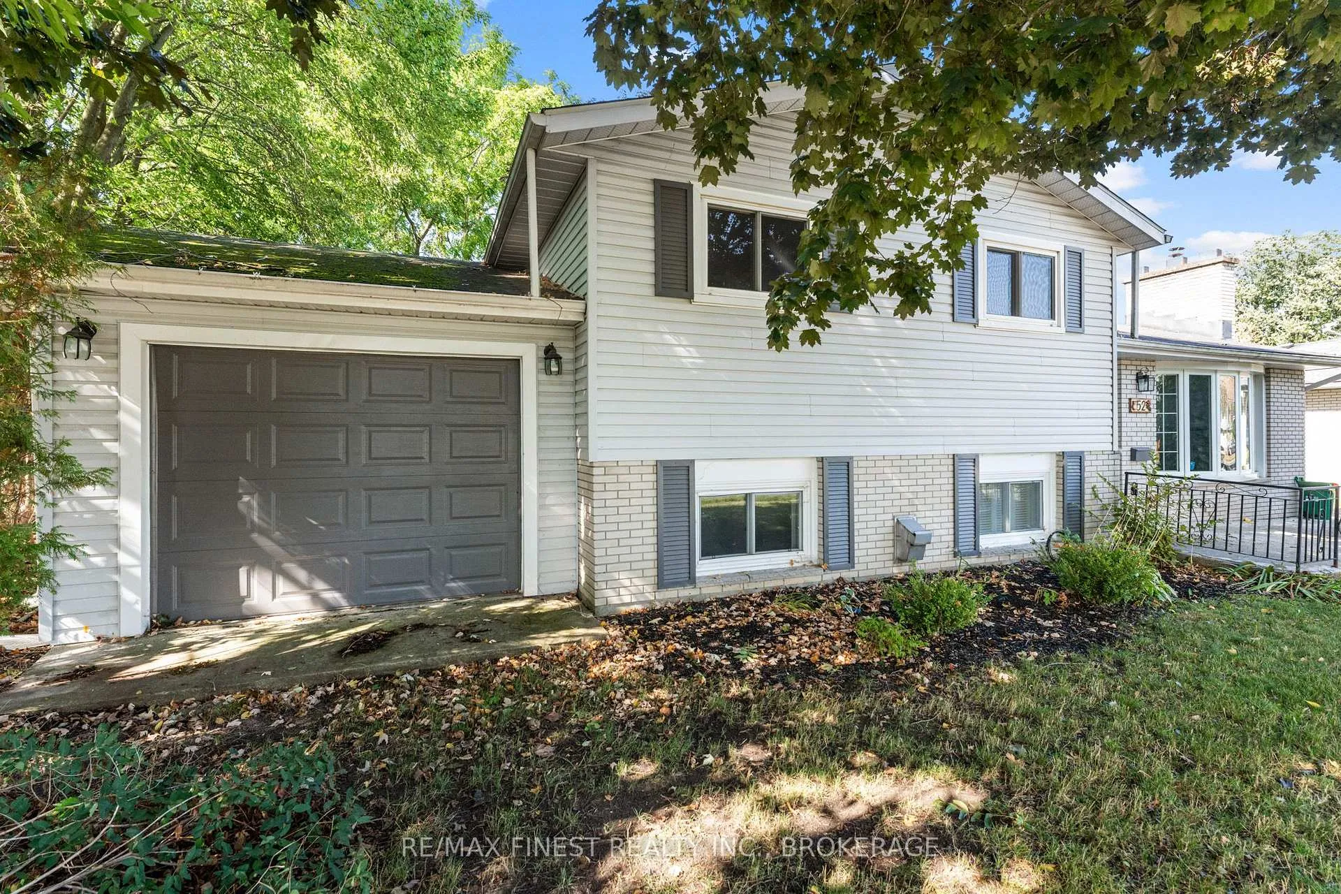 Photo 3 of 52 Windsor Drive, Brockville — HOMEH