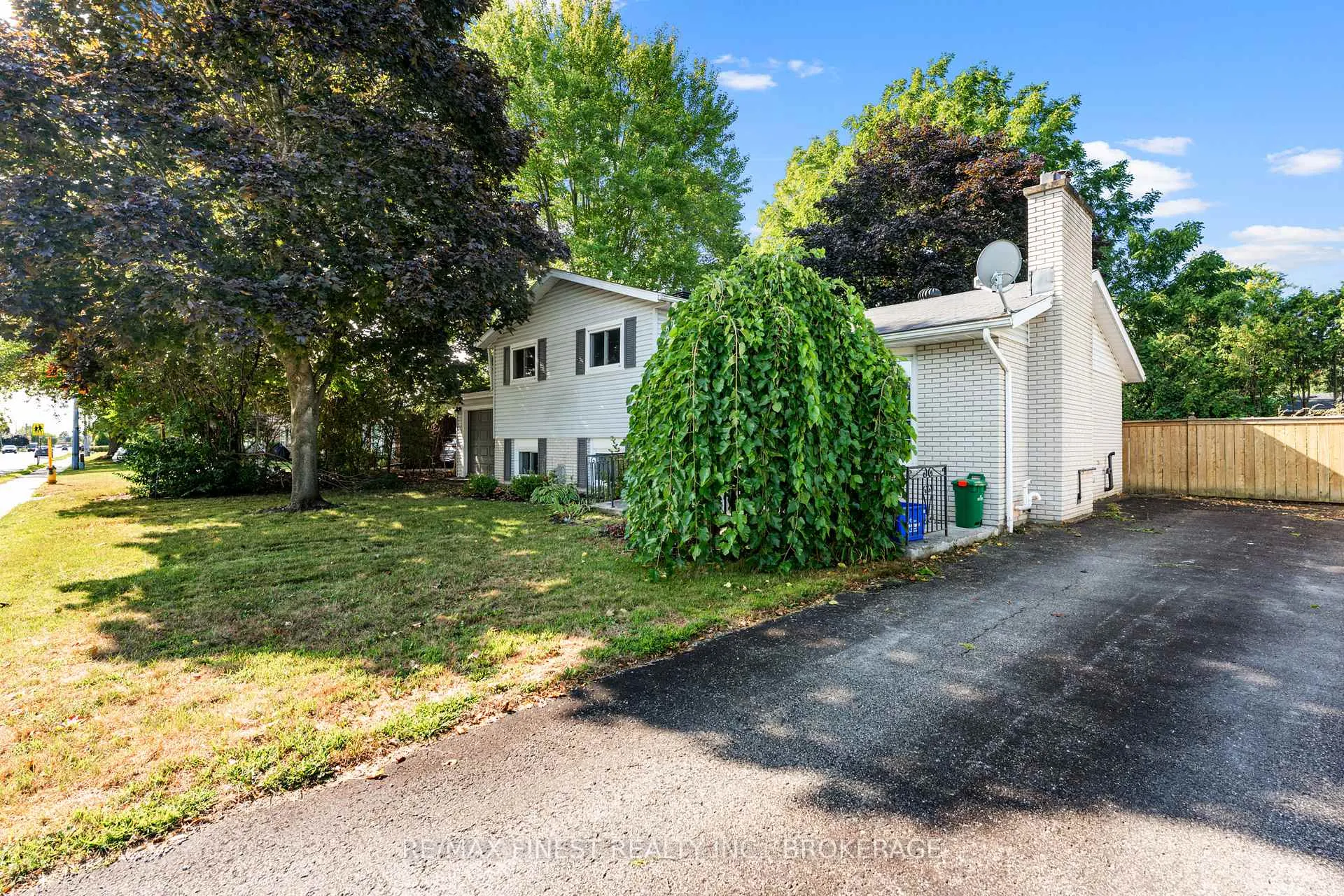 Photo 4 of 52 Windsor Drive, Brockville — HOMEH