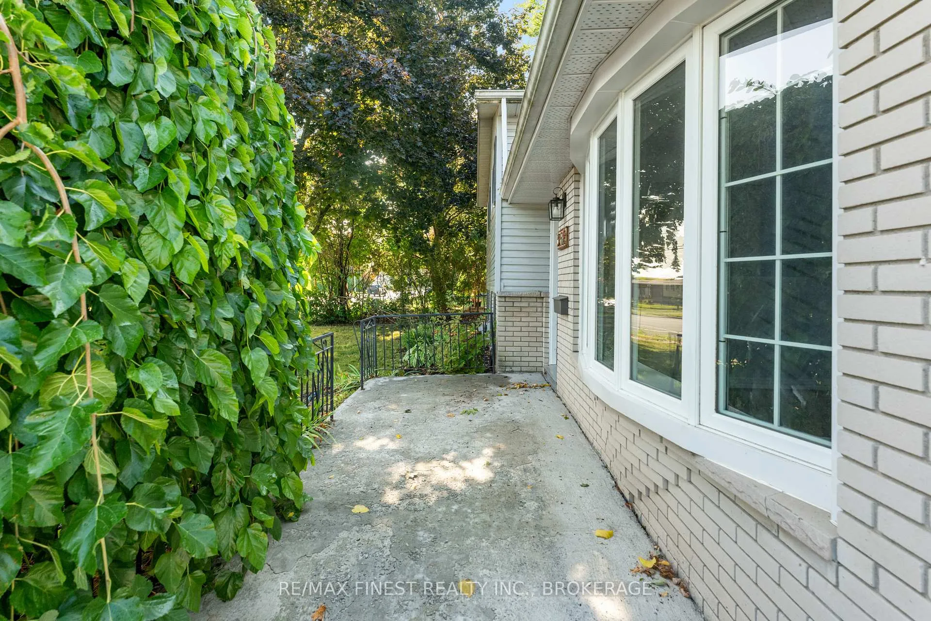 Photo 5 of 52 Windsor Drive, Brockville — HOMEH