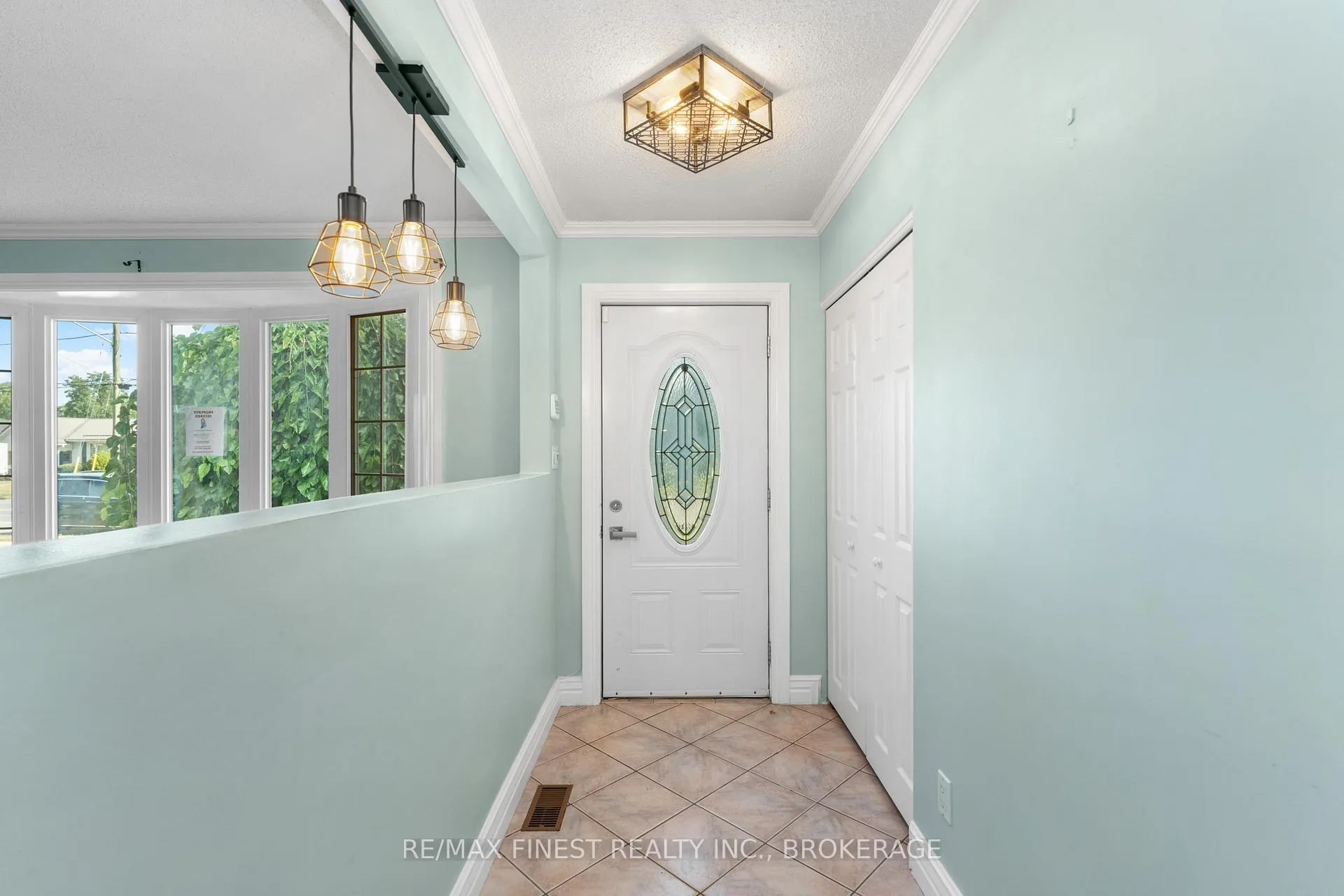Photo 8 of 52 Windsor Drive, Brockville — HOMEH