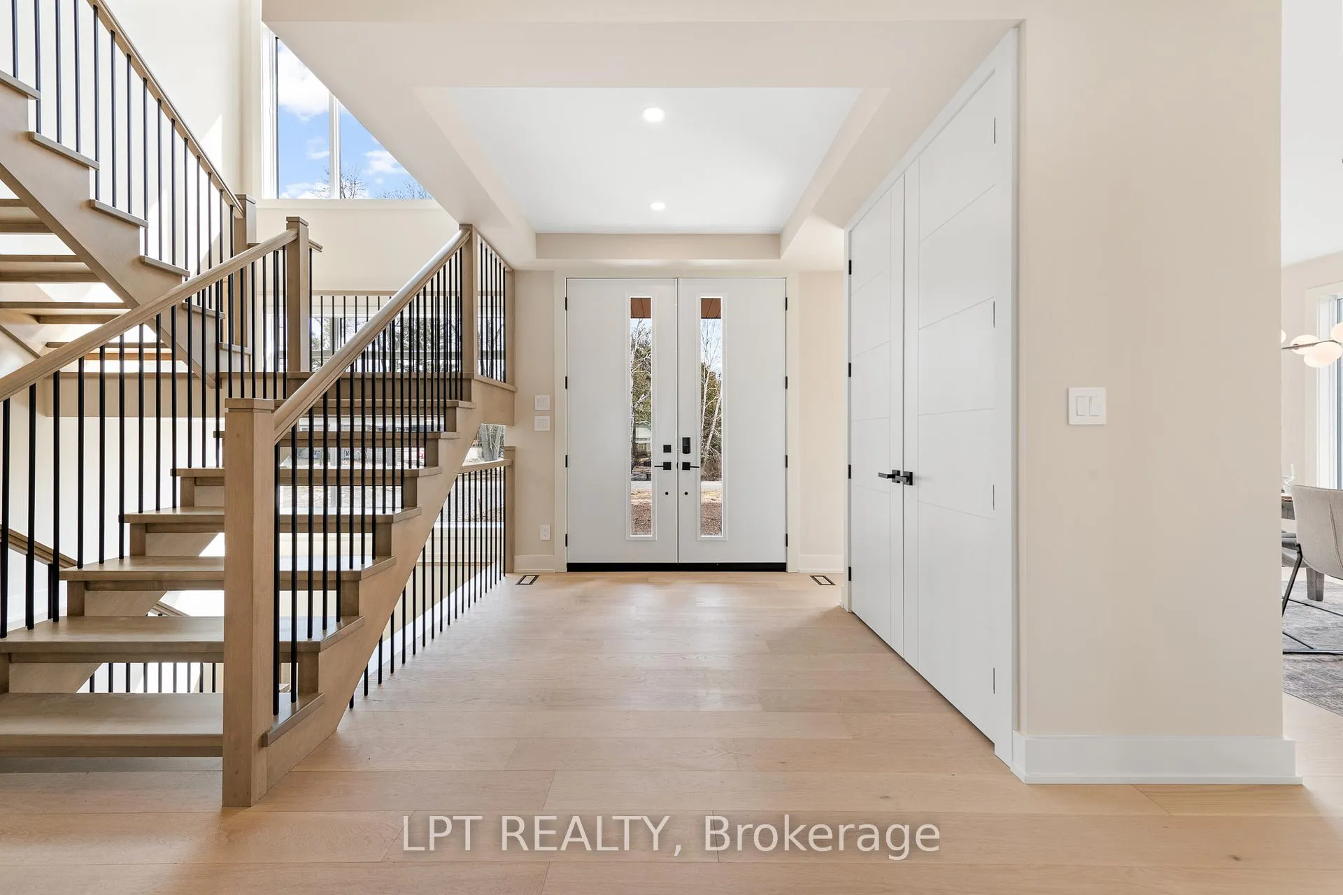 Photo 2 of 400 Ashbee Court, Ottawa, Manotick Village & Manotick Estates — HOMEH