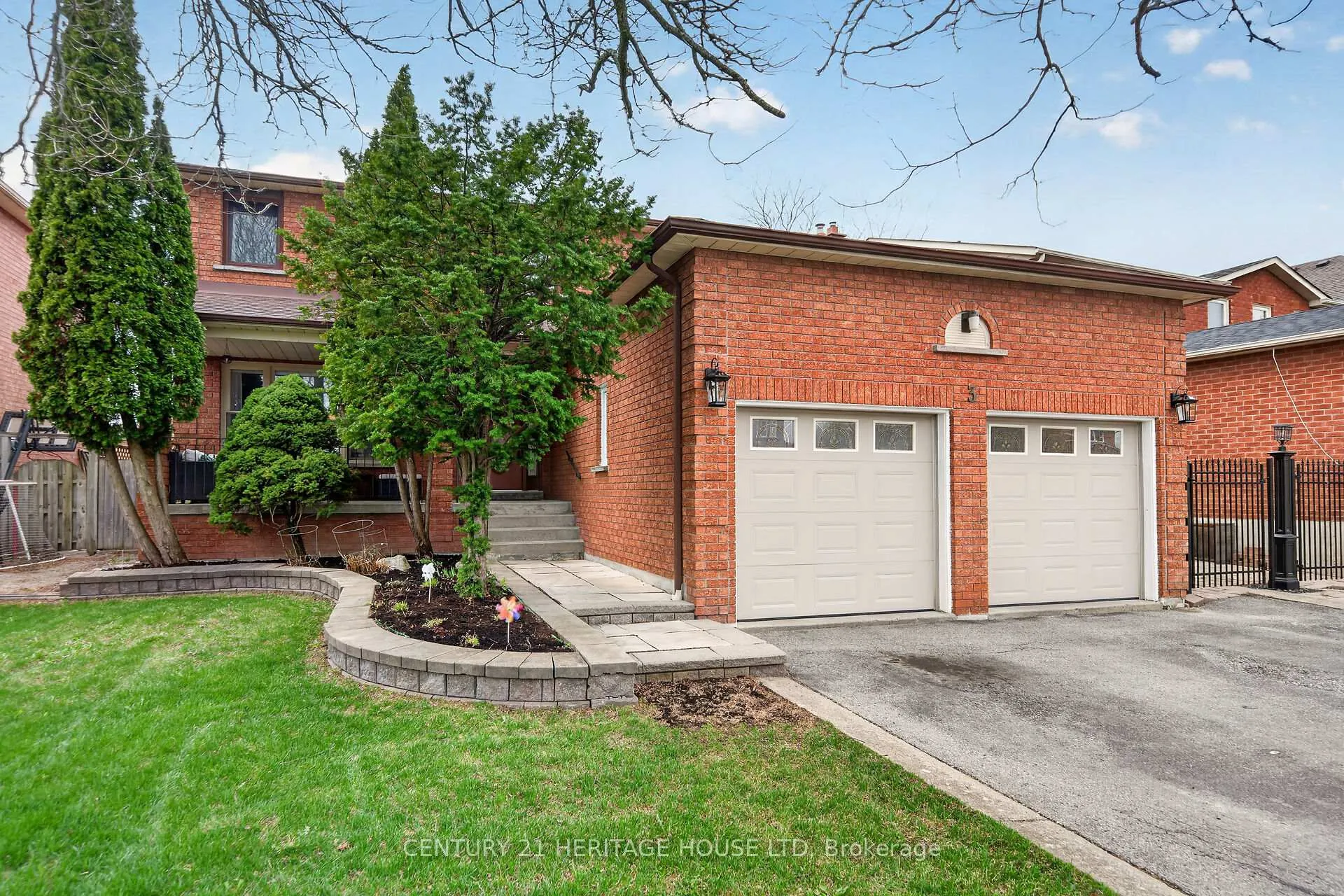 Photo 1 of 3 Bowes Court, Caledon, Bolton West — HOMEH