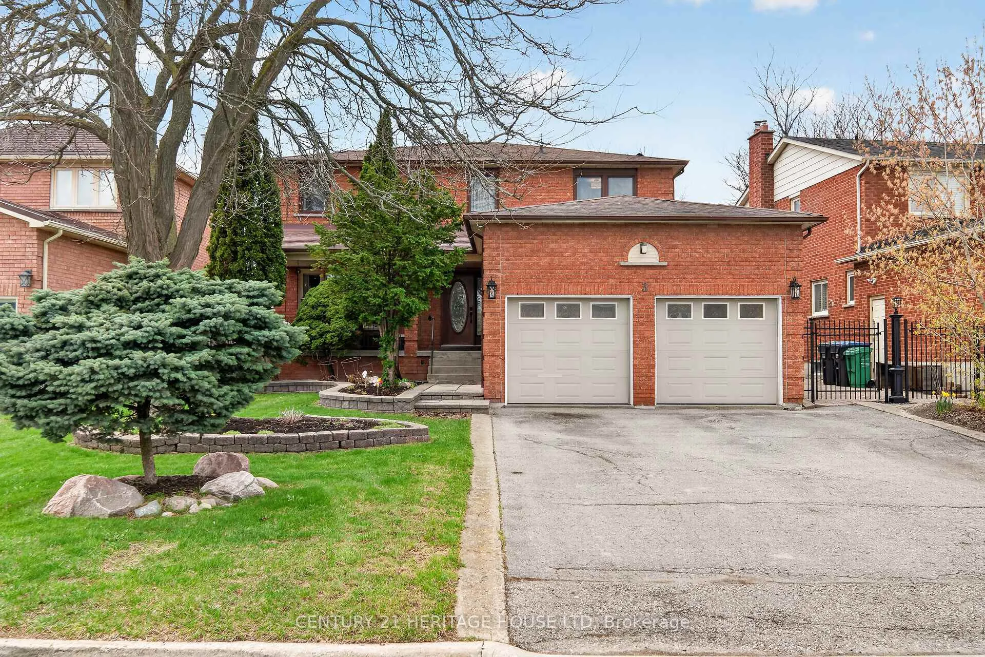 Photo 2 of 3 Bowes Court, Caledon, Bolton West — HOMEH