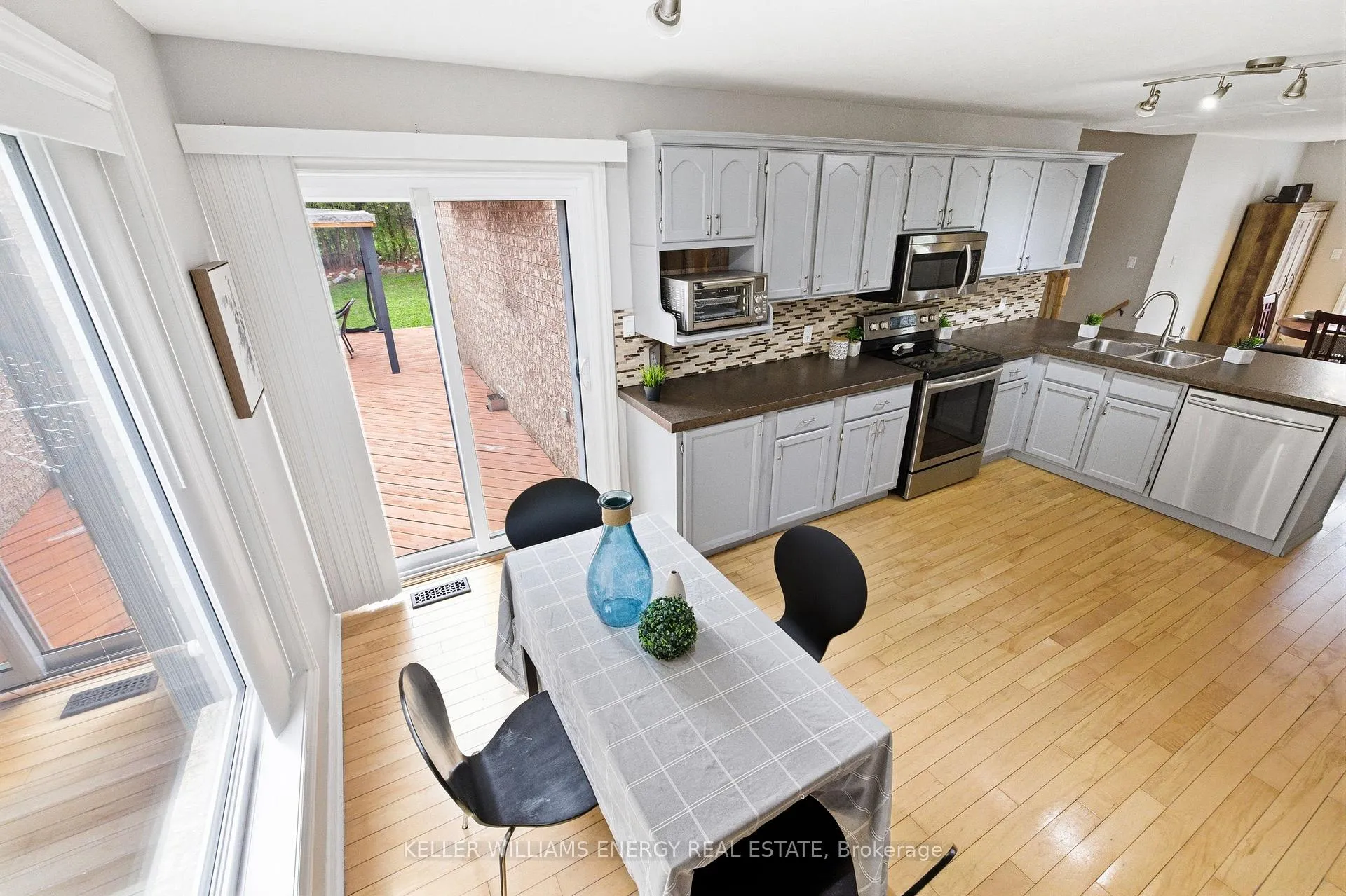 Photo 10 of 86 Rhonda Boulevard, Clarington, Bowmanville — HOMEH