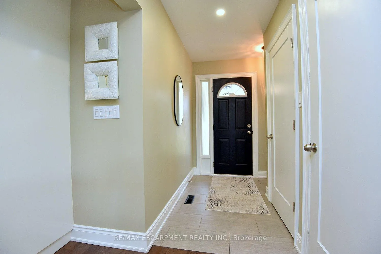 Photo 2 of Unit 1, 477 Woodview Road, Burlington, Roseland — HOMEH