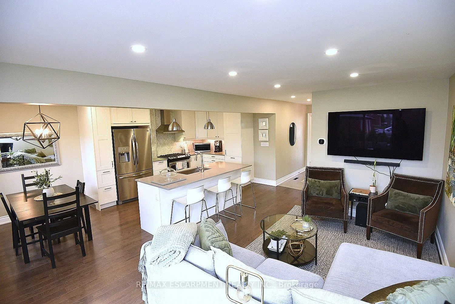 Photo 5 of Unit 1, 477 Woodview Road, Burlington, Roseland — HOMEH