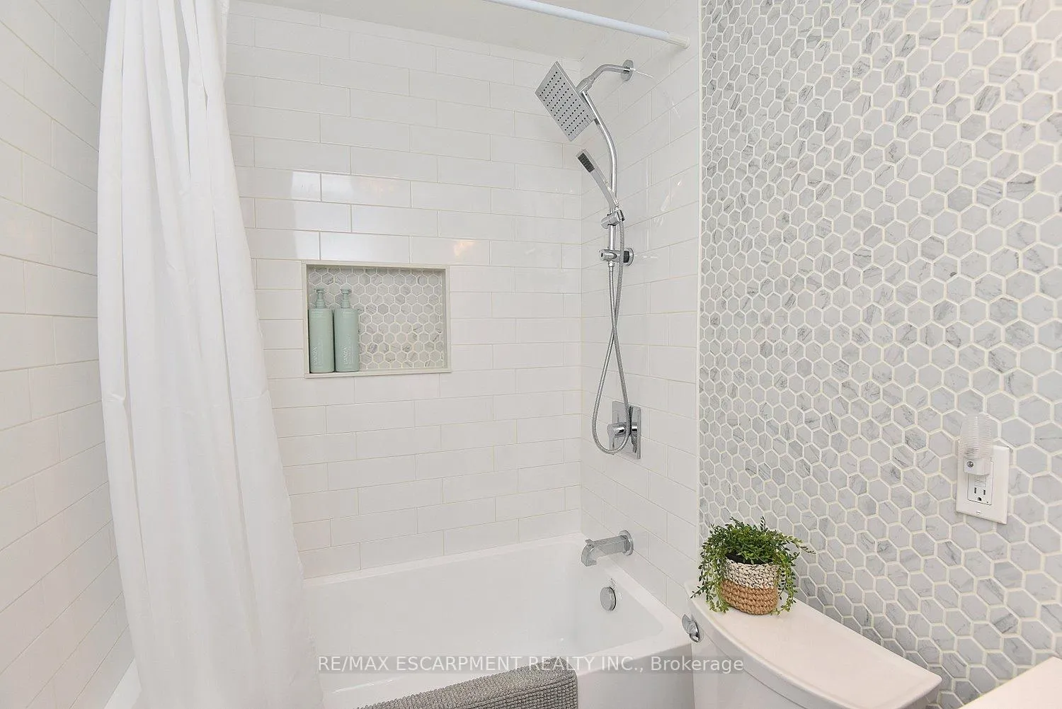 Photo 23 of Unit 1, 477 Woodview Road, Burlington, Roseland — HOMEH