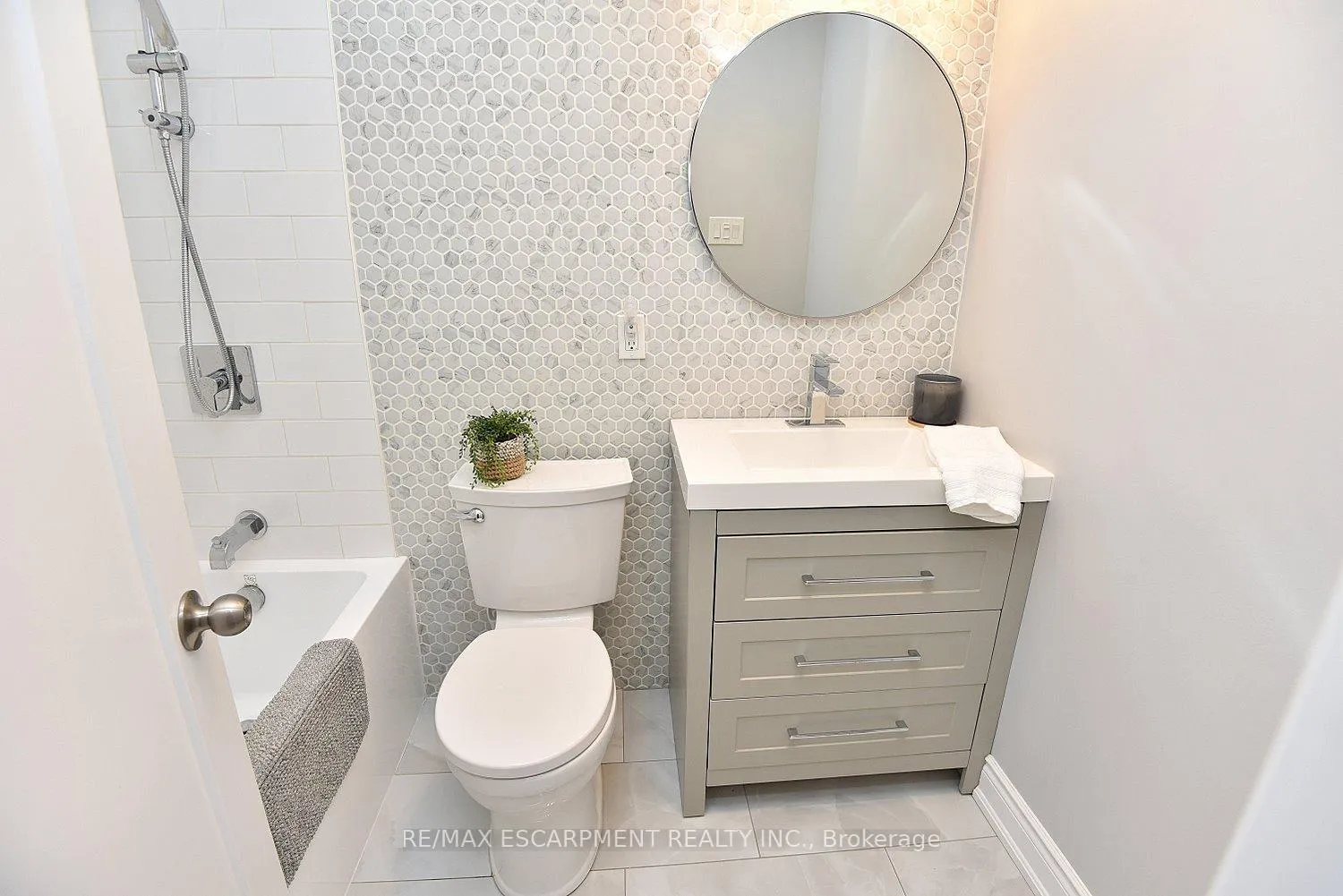 Photo 24 of Unit 1, 477 Woodview Road, Burlington, Roseland — HOMEH