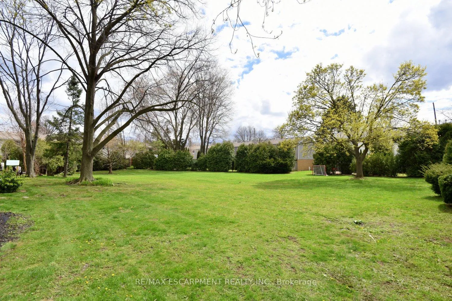 Photo 29 of Unit 1, 477 Woodview Road, Burlington, Roseland — HOMEH