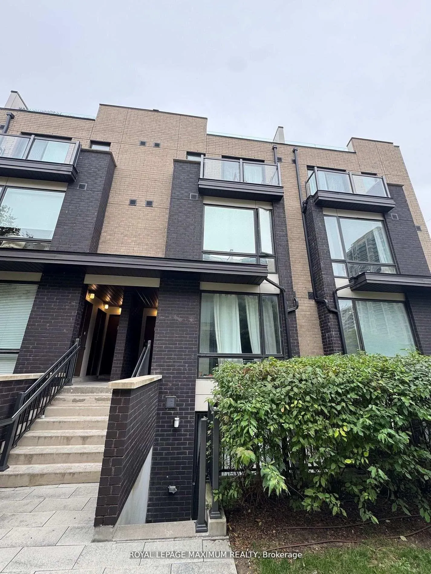 Front of Unit 92, 30 Fieldway Road