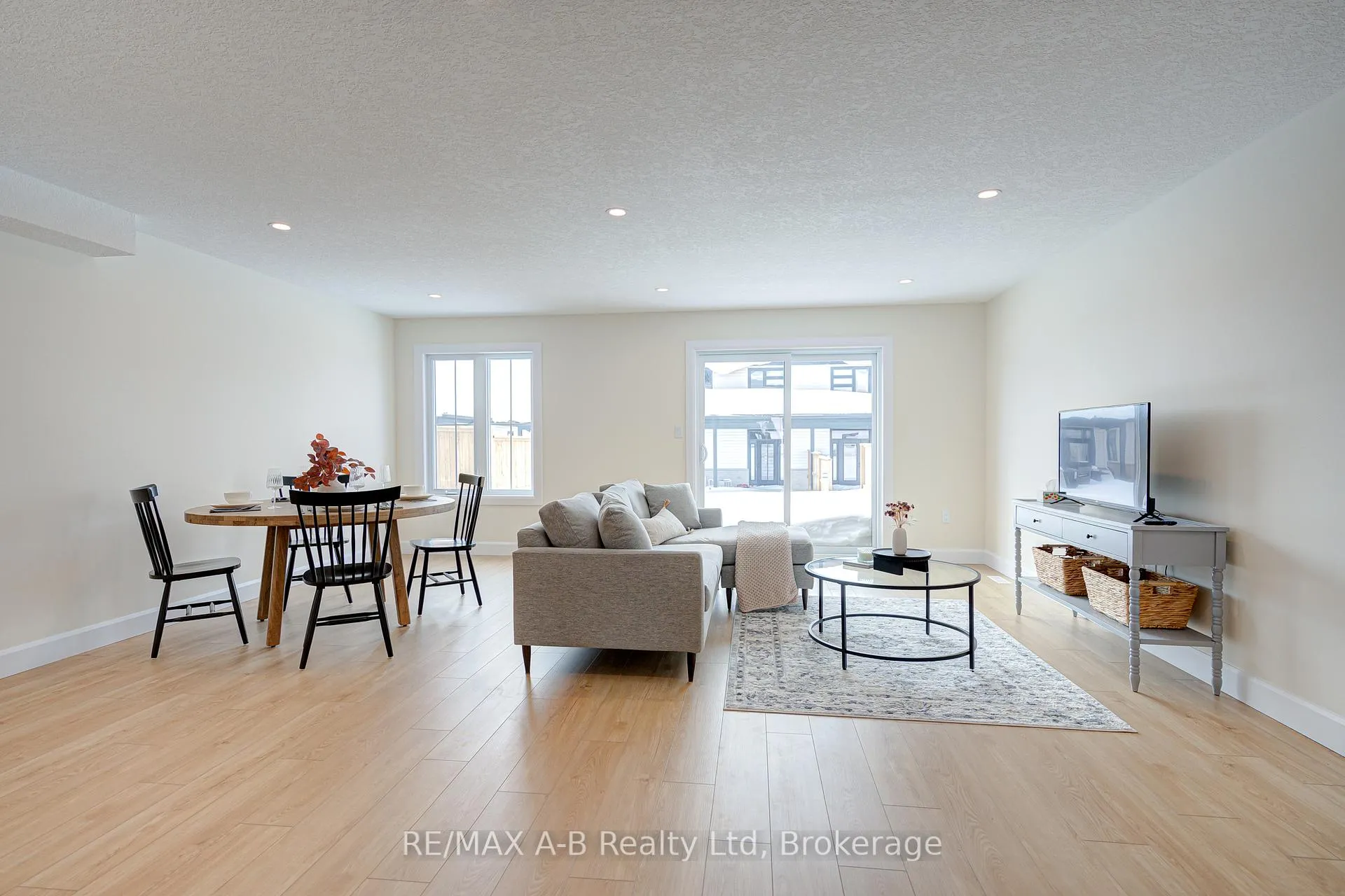Photo 15 of 30 Linda Drive, Huron East, Seaforth — HOMEH
