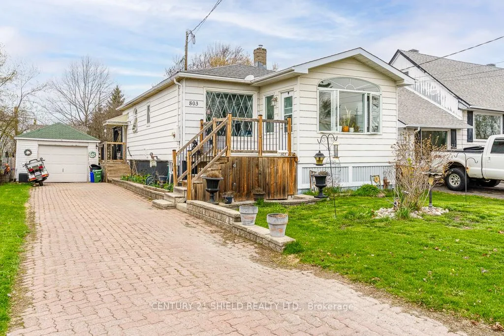 Front of 803 Leonard Avenue E