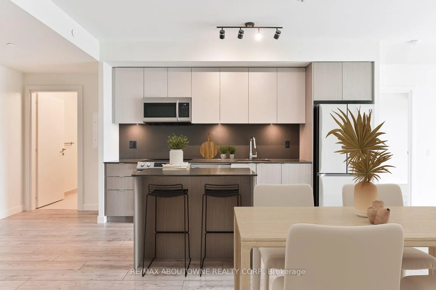 Photo 4 of Unit APH2-06, 125 Bronte Road, Oakville, Bronte — HOMEH